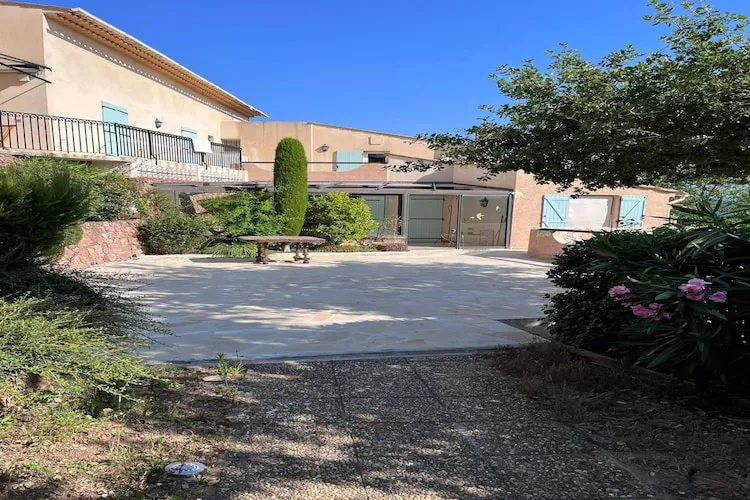 Villa Le Mas des Cerises-Buitenkant zomer
