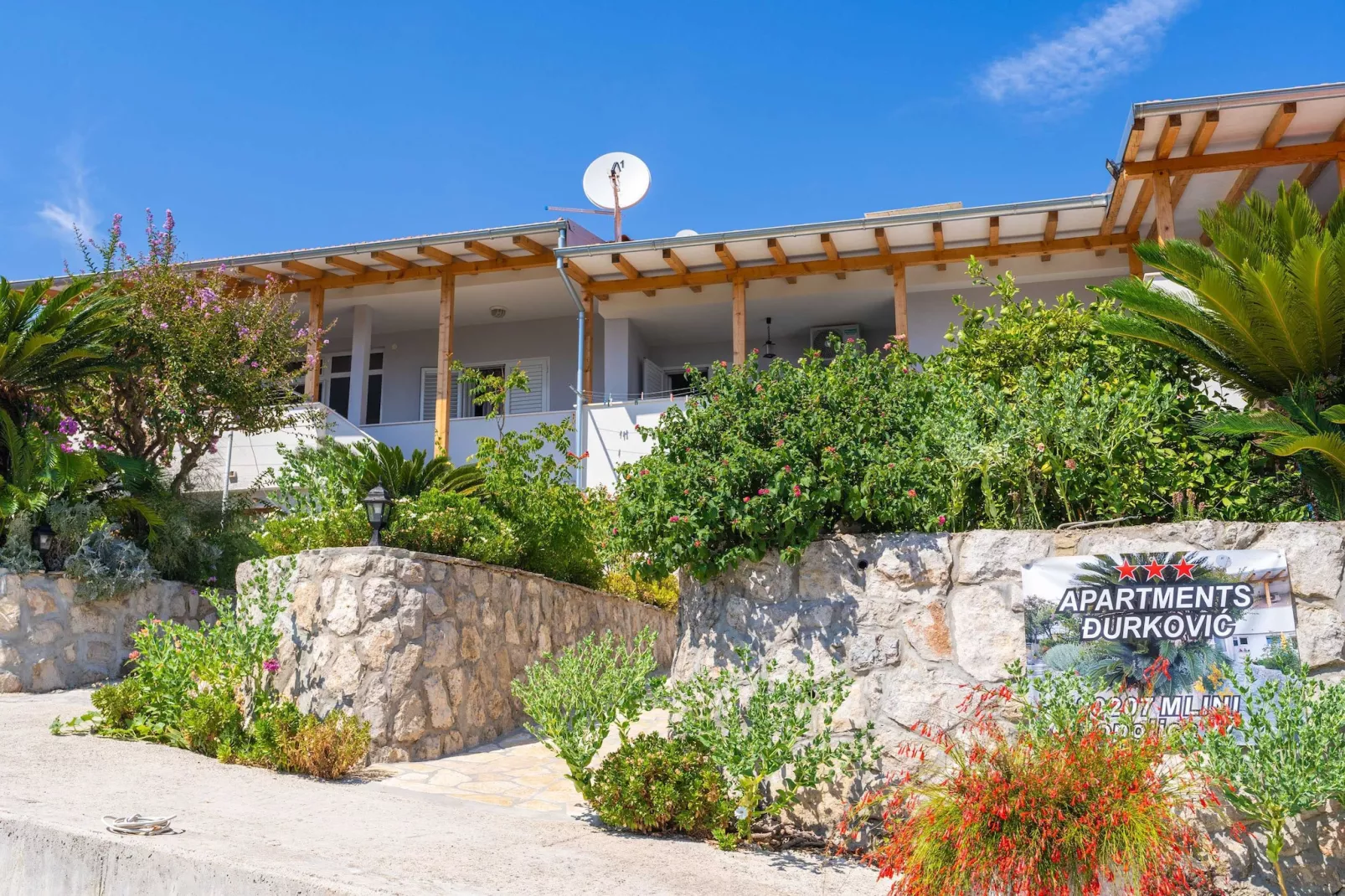 Apartments Djurkovic - Deluxe One-Bedroom Apartment with Balcony and Garden View-Buitenlucht