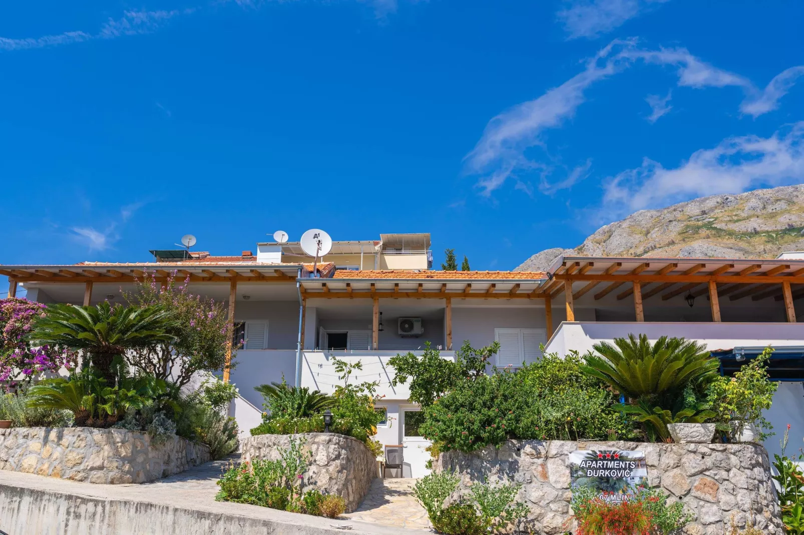 Apartments Djurkovic - Two-Bedroom Apartment with Shared Terrace and Sea View-Buitenlucht