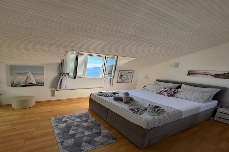 Indy's Beach Apartments -Two Bedroom Apartment with Balcony and Sea View-Slaapkamer