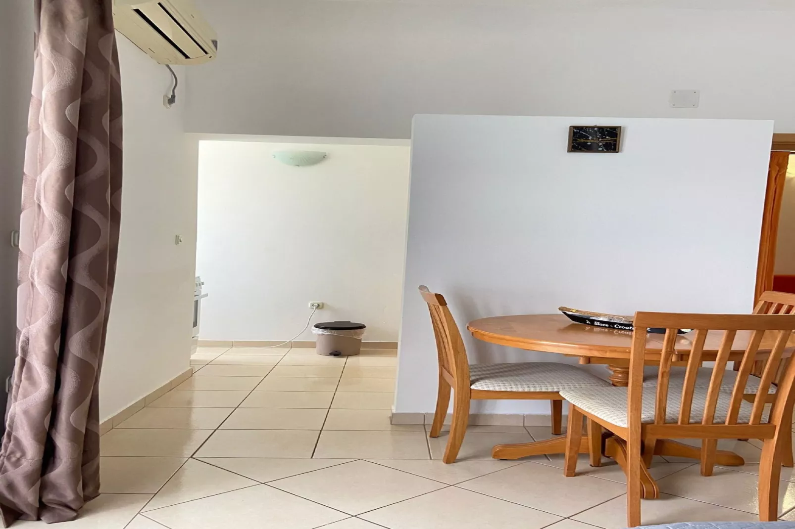 Apartments Tiho  & Jelena - Studio Apartment with Balcony and Sea View (Fureal)-Eetkamer