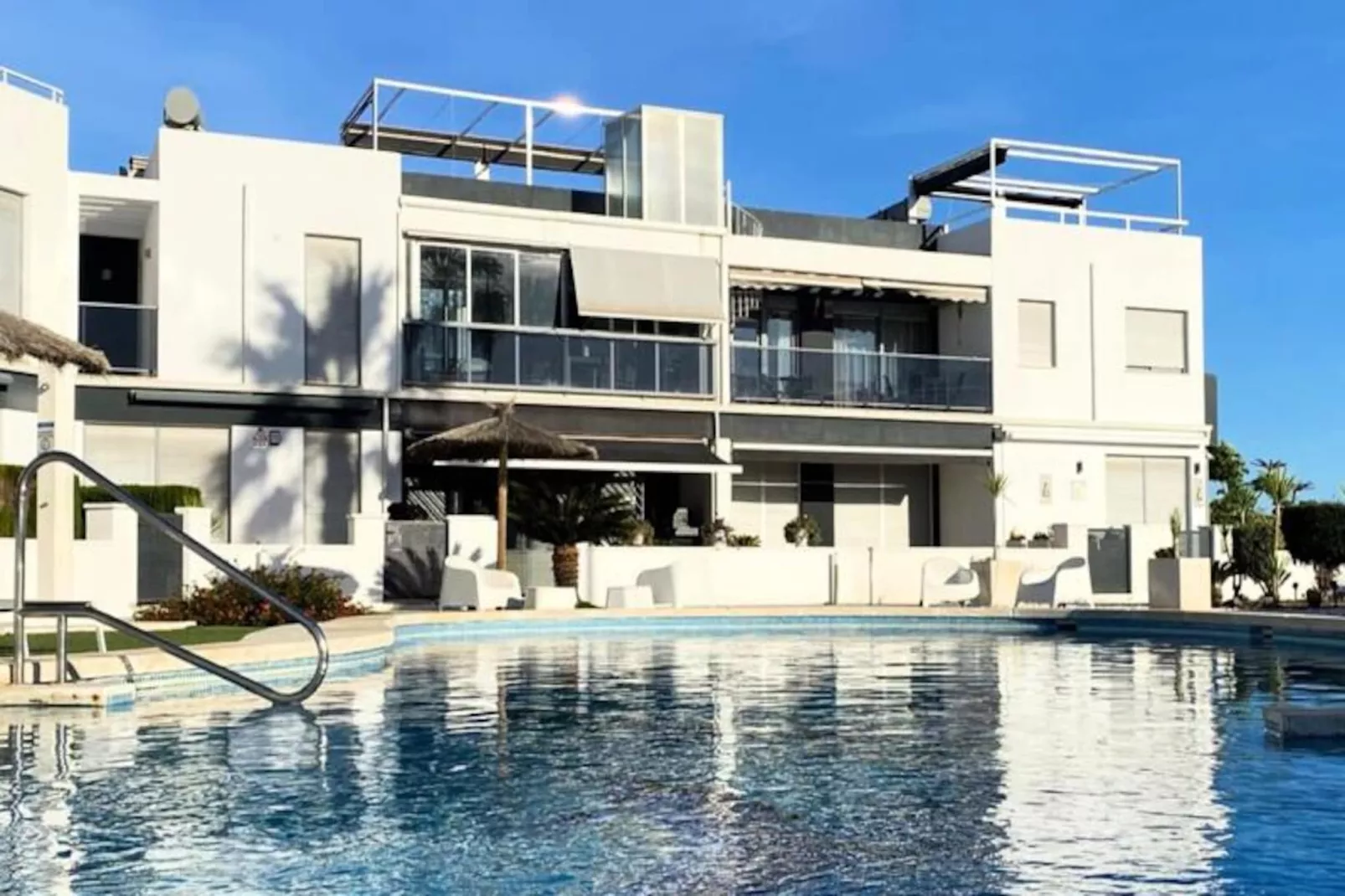 Appartement Moderne Avec Piscine, Terrasse Et Solarium