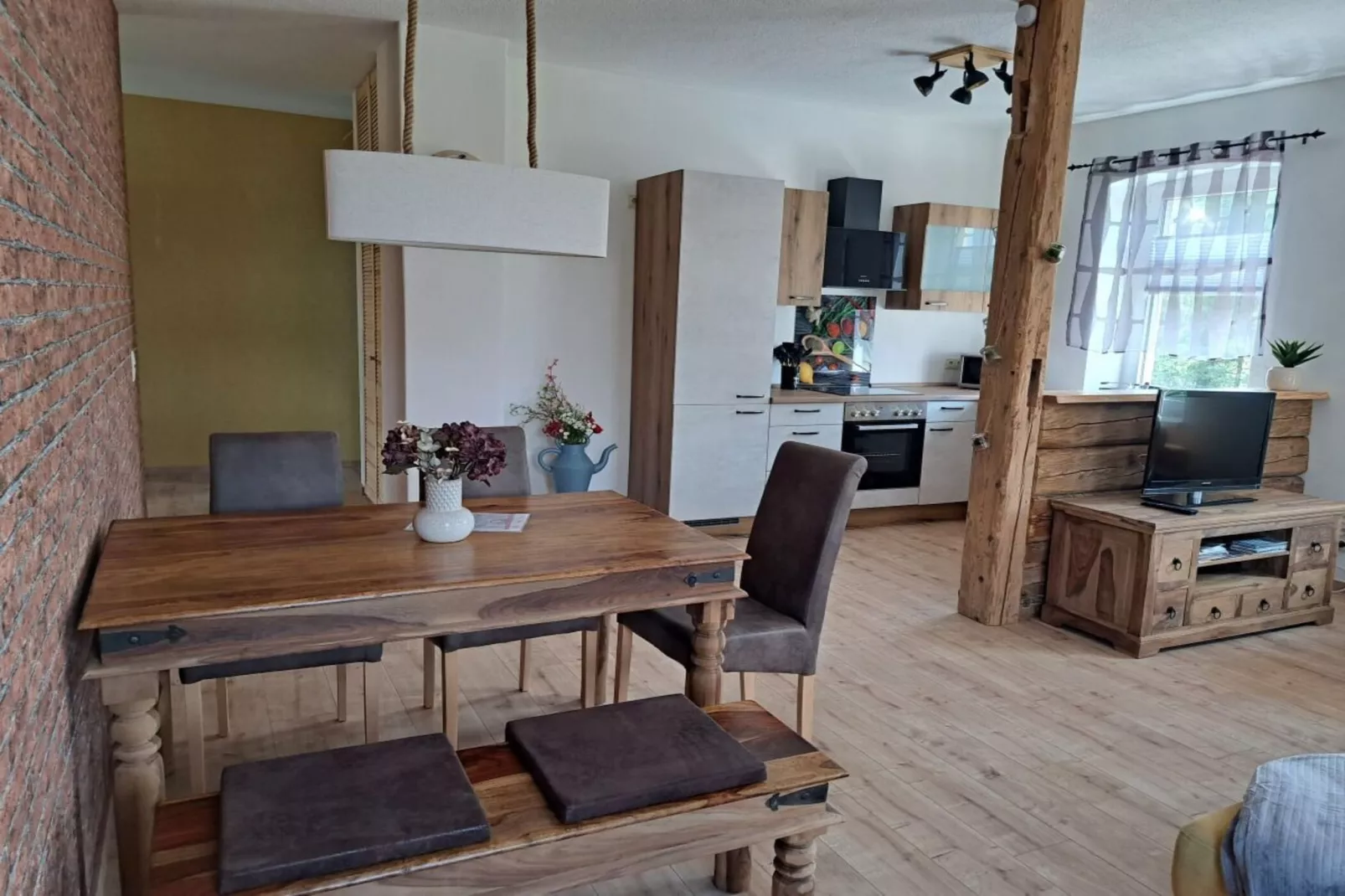 504676-Eetkamer