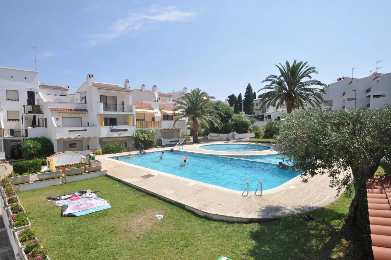 1205 JARDINS con PISCINA