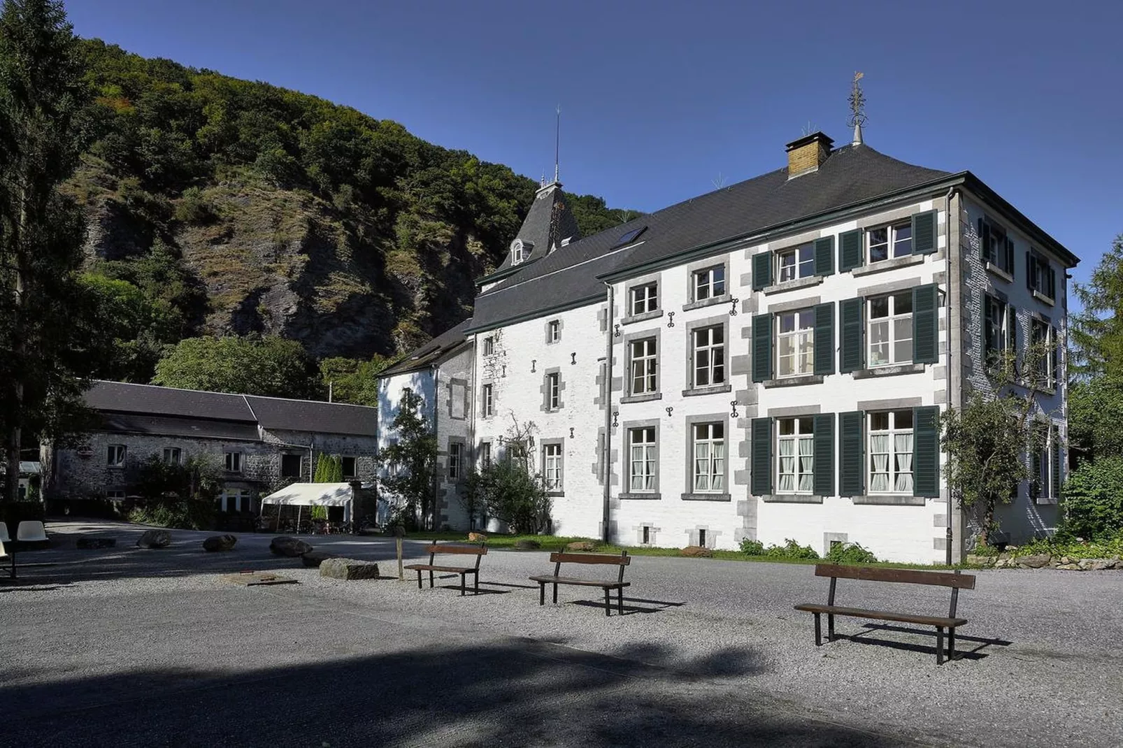 Appartement voor vier Domain Château Dieupart-Buitenkant zomer