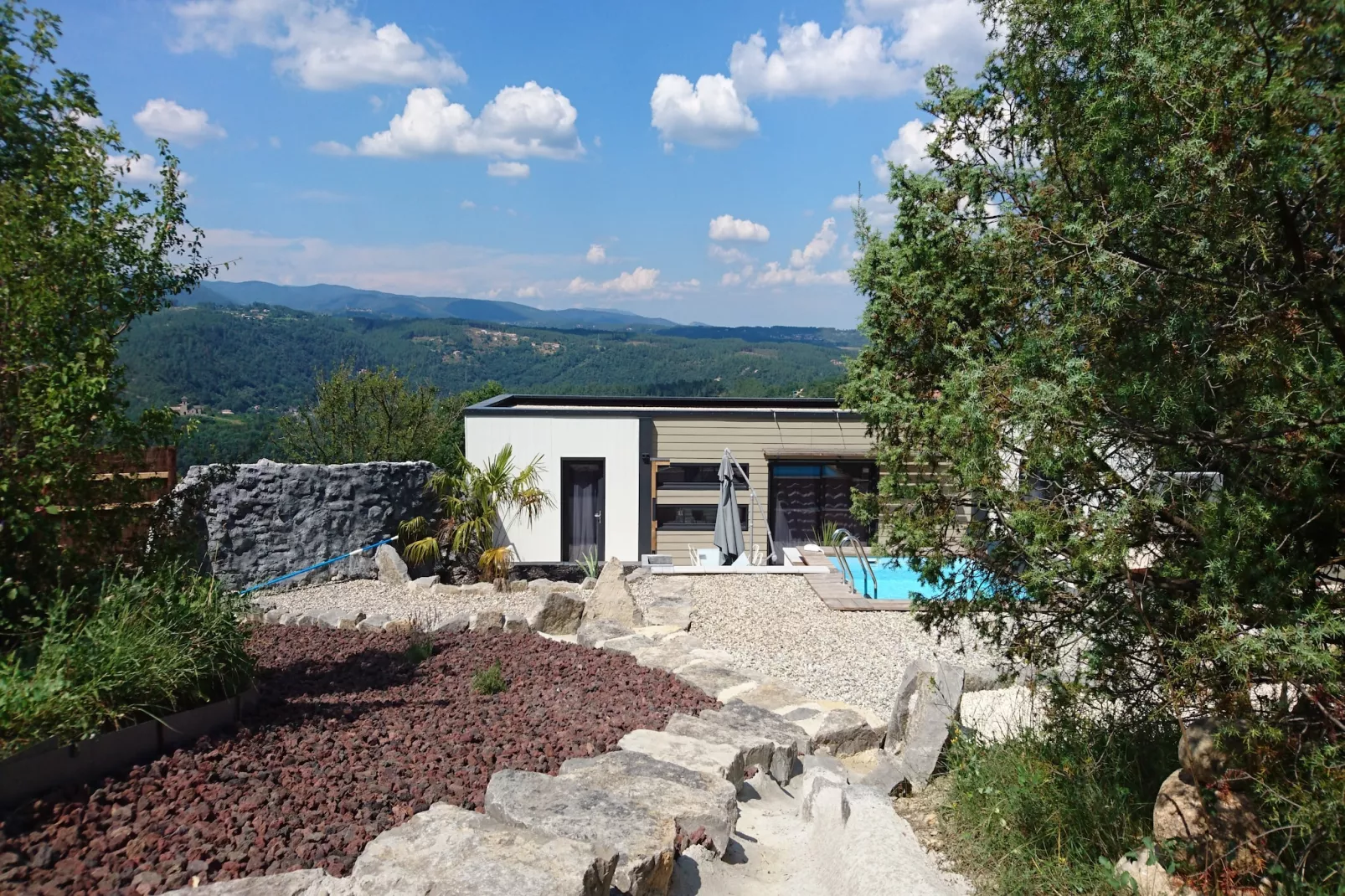 Villa - Les Vans-Uitzicht zomer