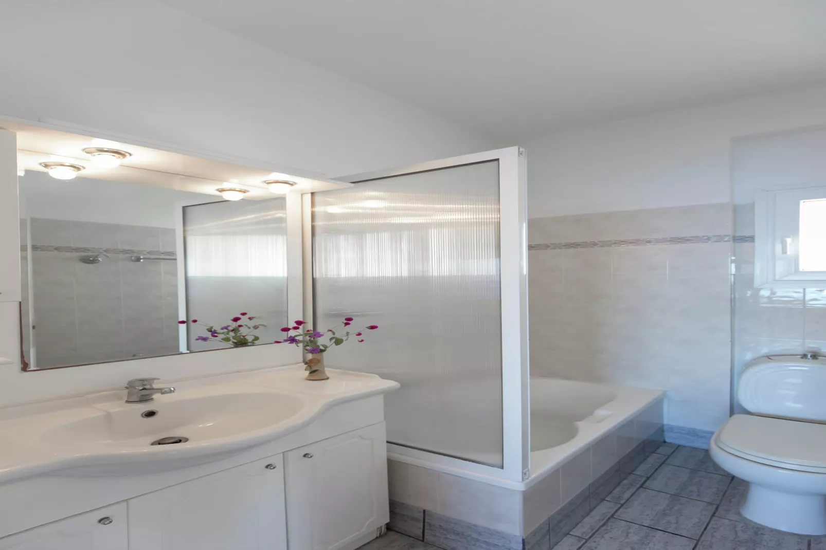 Villa Vasiliki-Badkamer