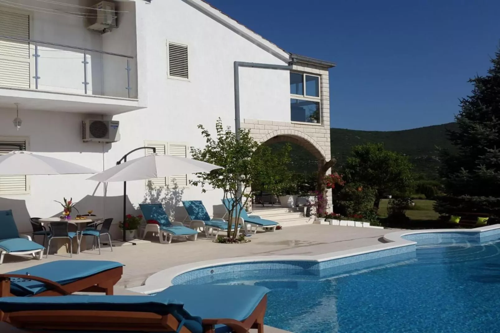Villa Almas holiday house-Buitenkant zomer