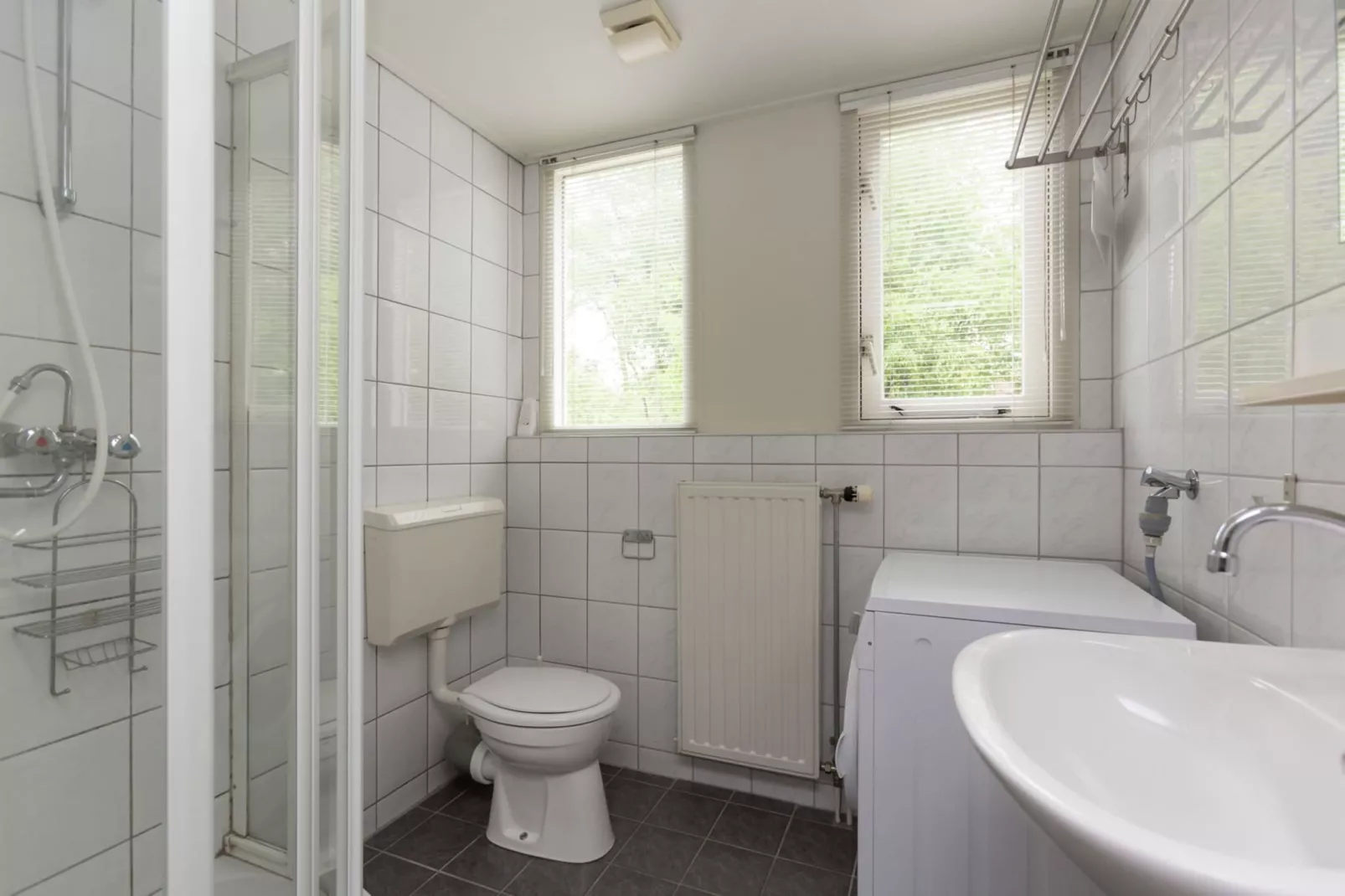 Buitenplaats Berg en Bos nummer 43-Badkamer