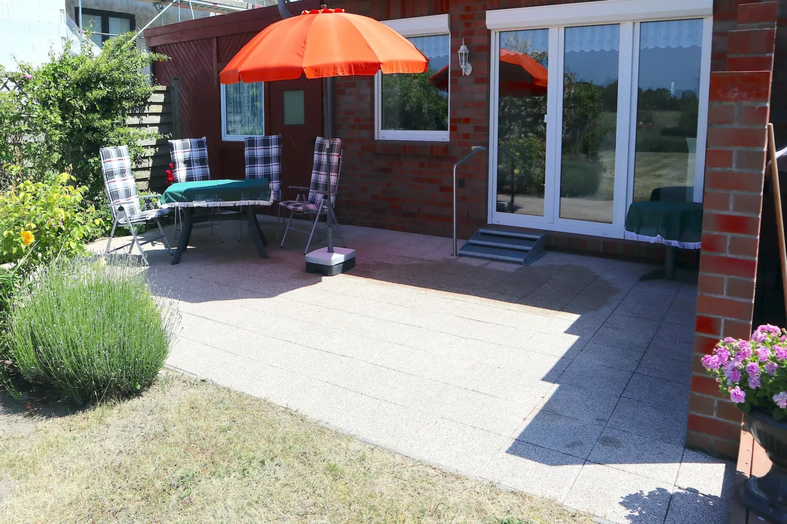 Schönes Ferienhaus in Alt Bukow-Terrasbalkon