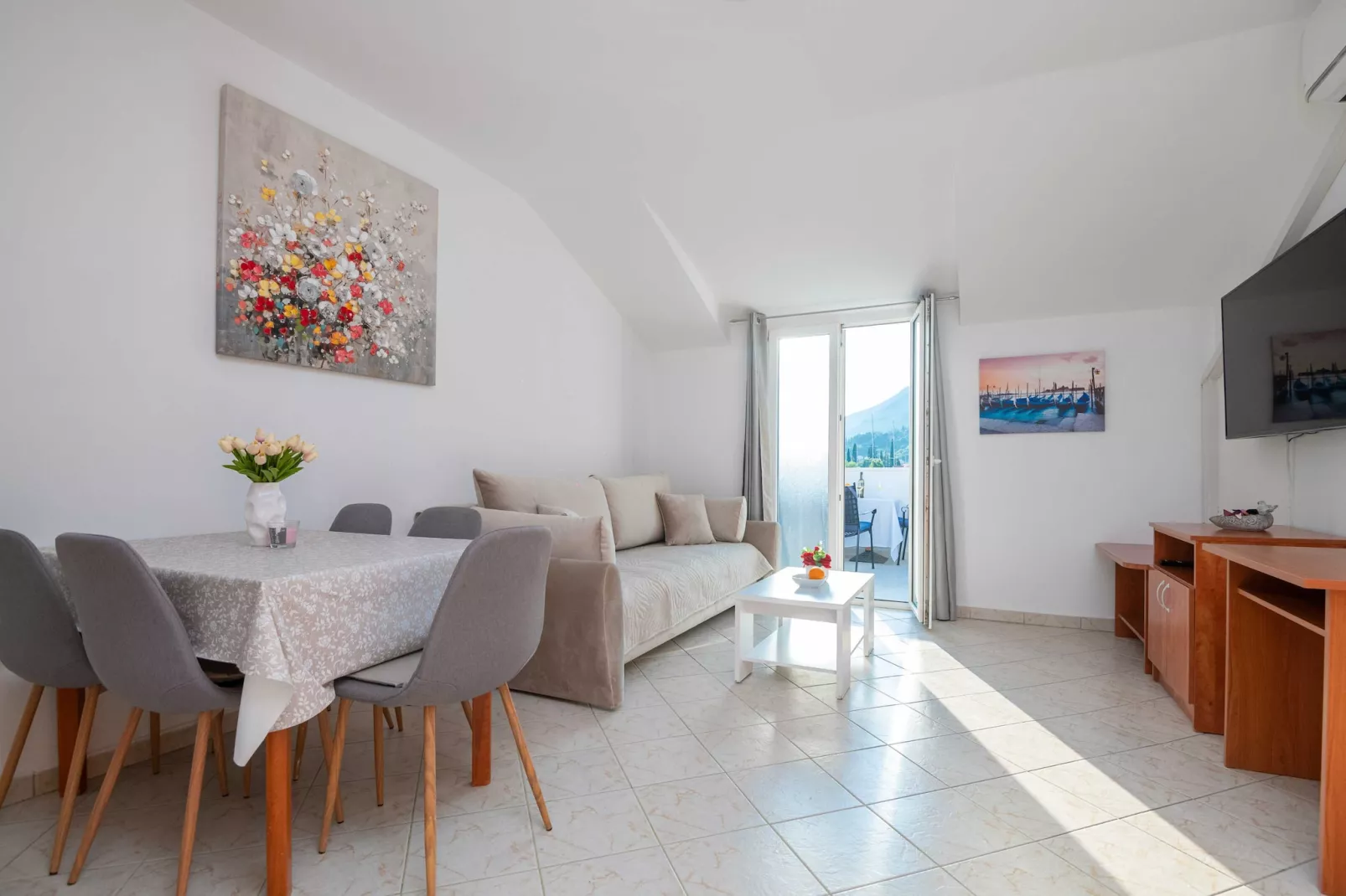 Apartments Azzurro- One Bedroom Apartment with Terrace and Hot Tub ( Azzurro II-gornji)-Woonkamer