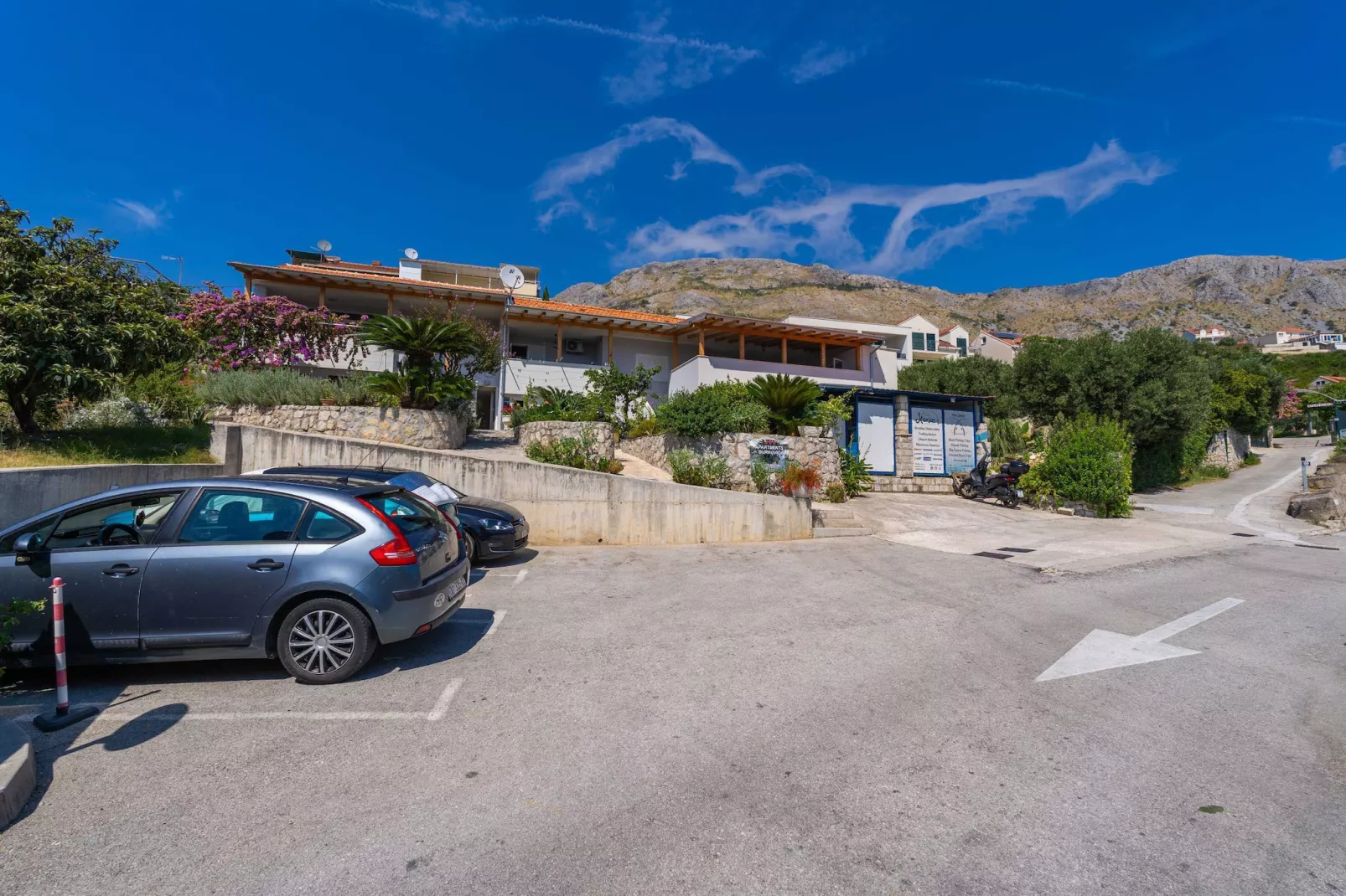 Apartments Djurkovic - One-Bedroom Apartment with Shared Terrace and Sea View-Buitenlucht