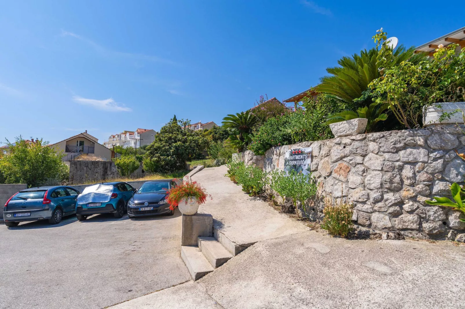 Apartments Djurkovic - Two-Bedroom Apartment with Shared Terrace and Sea View-Buitenlucht