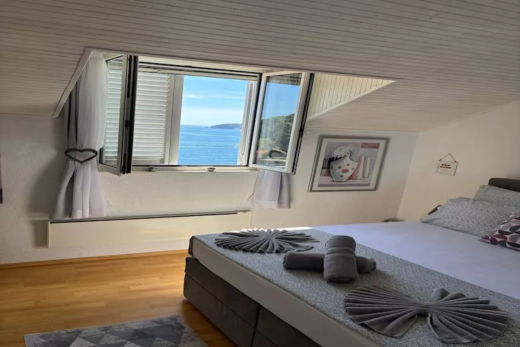 Indy's Beach Apartments -Two Bedroom Apartment with Balcony and Sea View-Slaapkamer