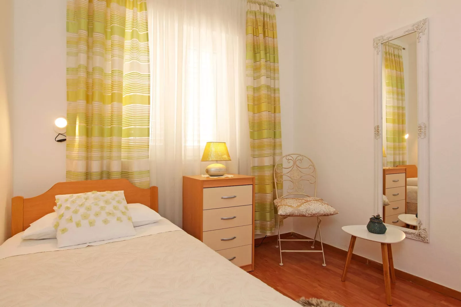 Sunshine Apartment Doda - Three Bedroom Apartment with Balcony and Sea View-Slaapkamer