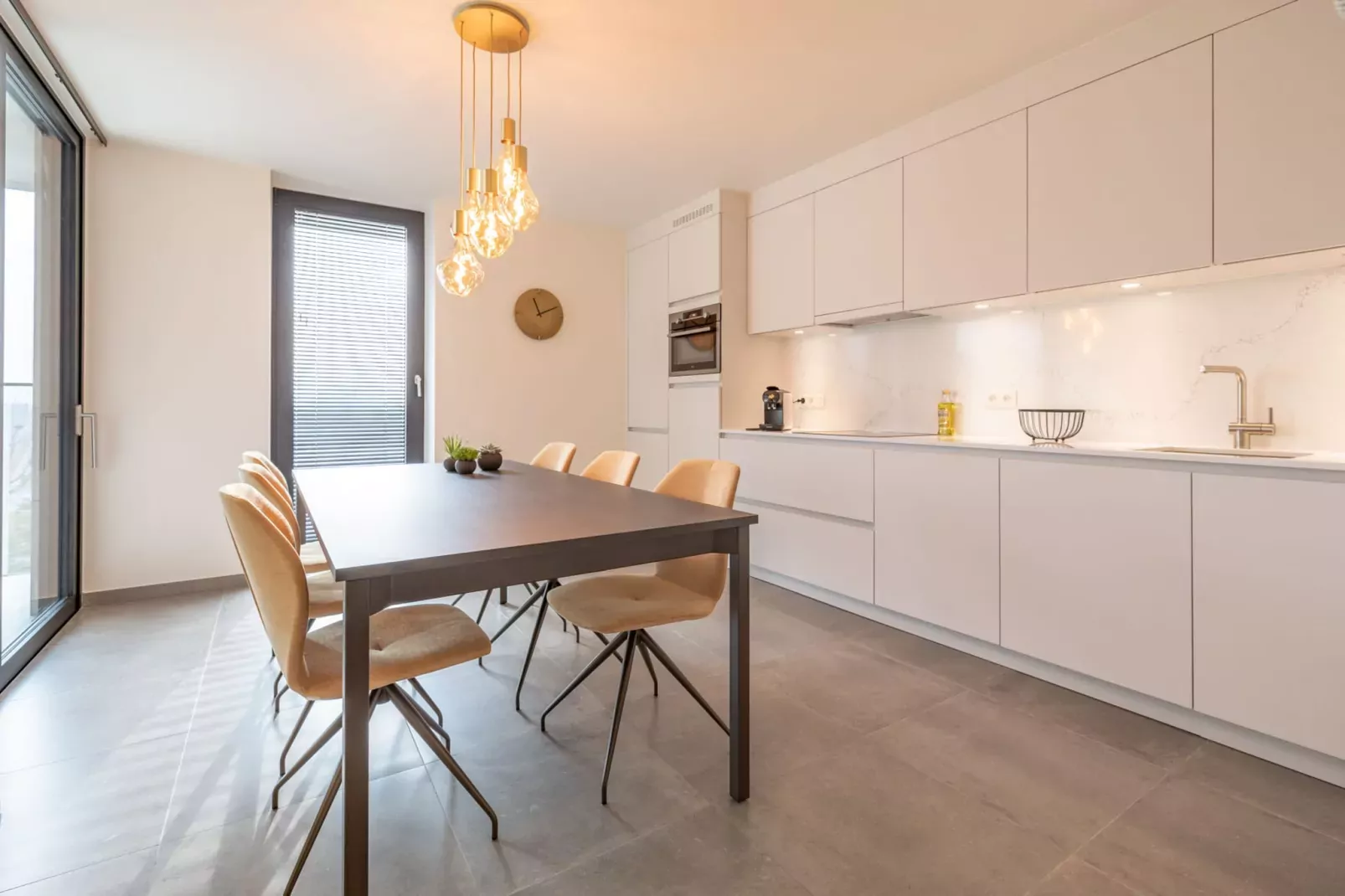 Lighthouse Corner 0405-Eetkamer