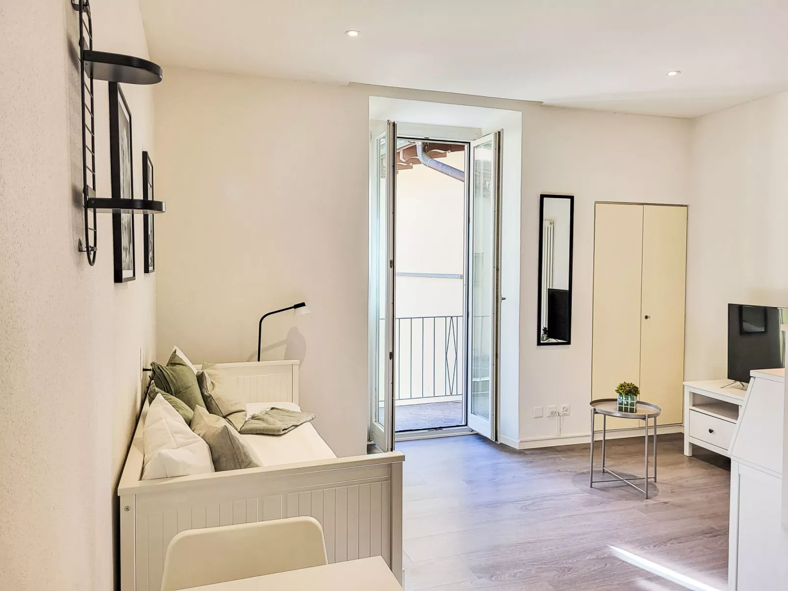 White Locarno Apt.1