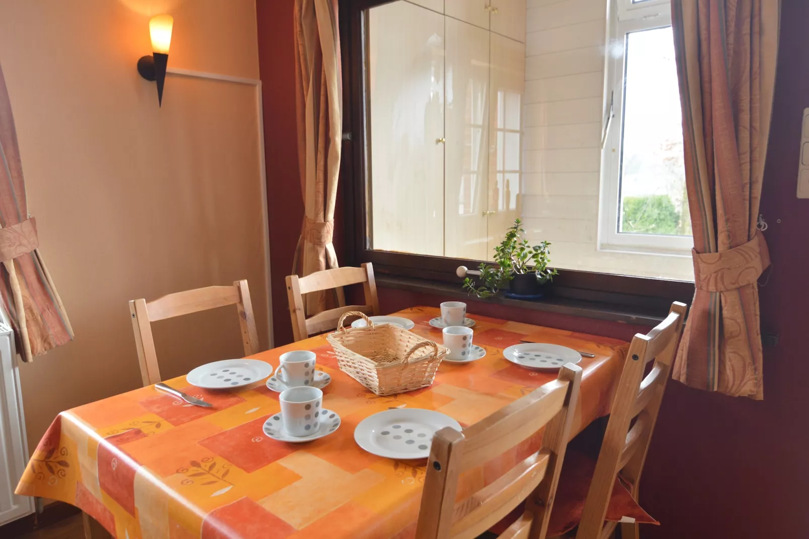 Le Chalet sous les Hetres-Eetkamer