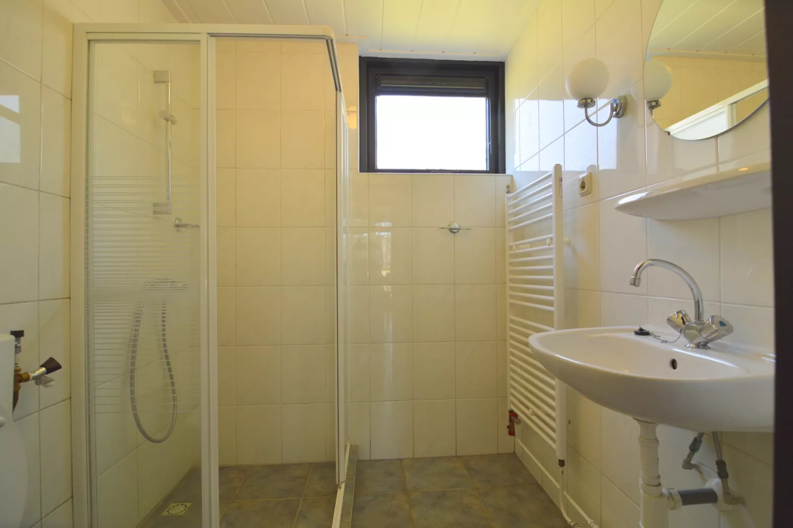 Bungalows 48 en 49-Badkamer