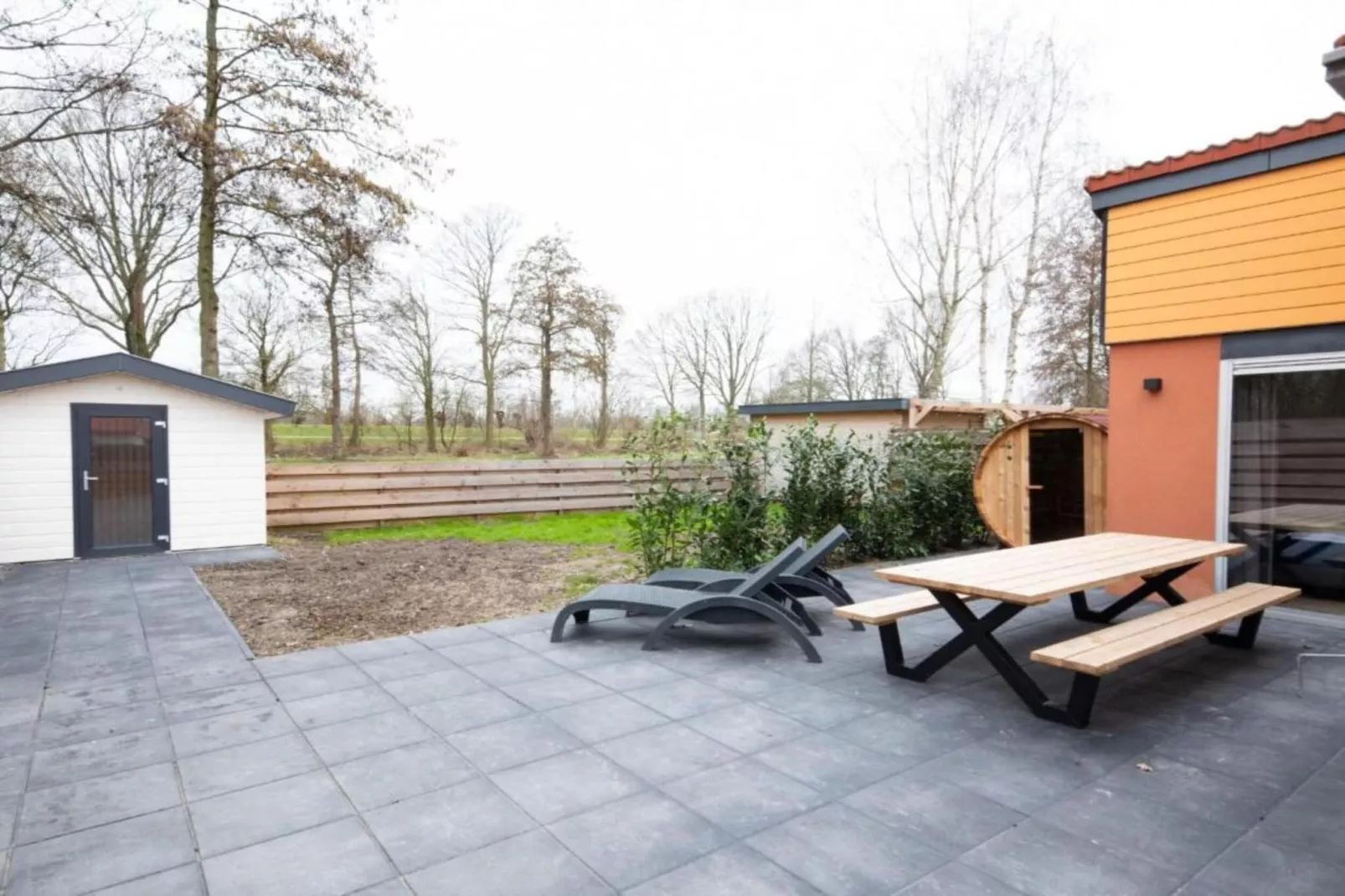 Comfort bungalow – max 4 personen – Nummer 84-Terrasbalkon