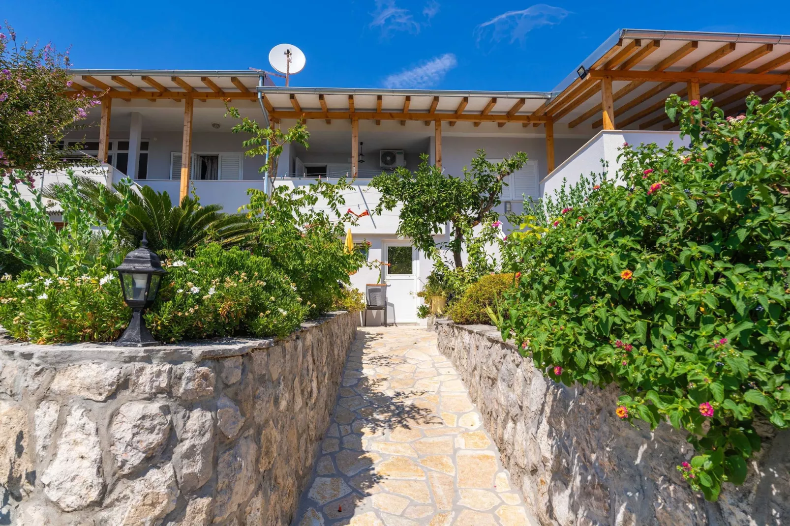 Apartments Djurkovic - One-Bedroom Apartment with Shared Terrace and Sea View-Buitenlucht