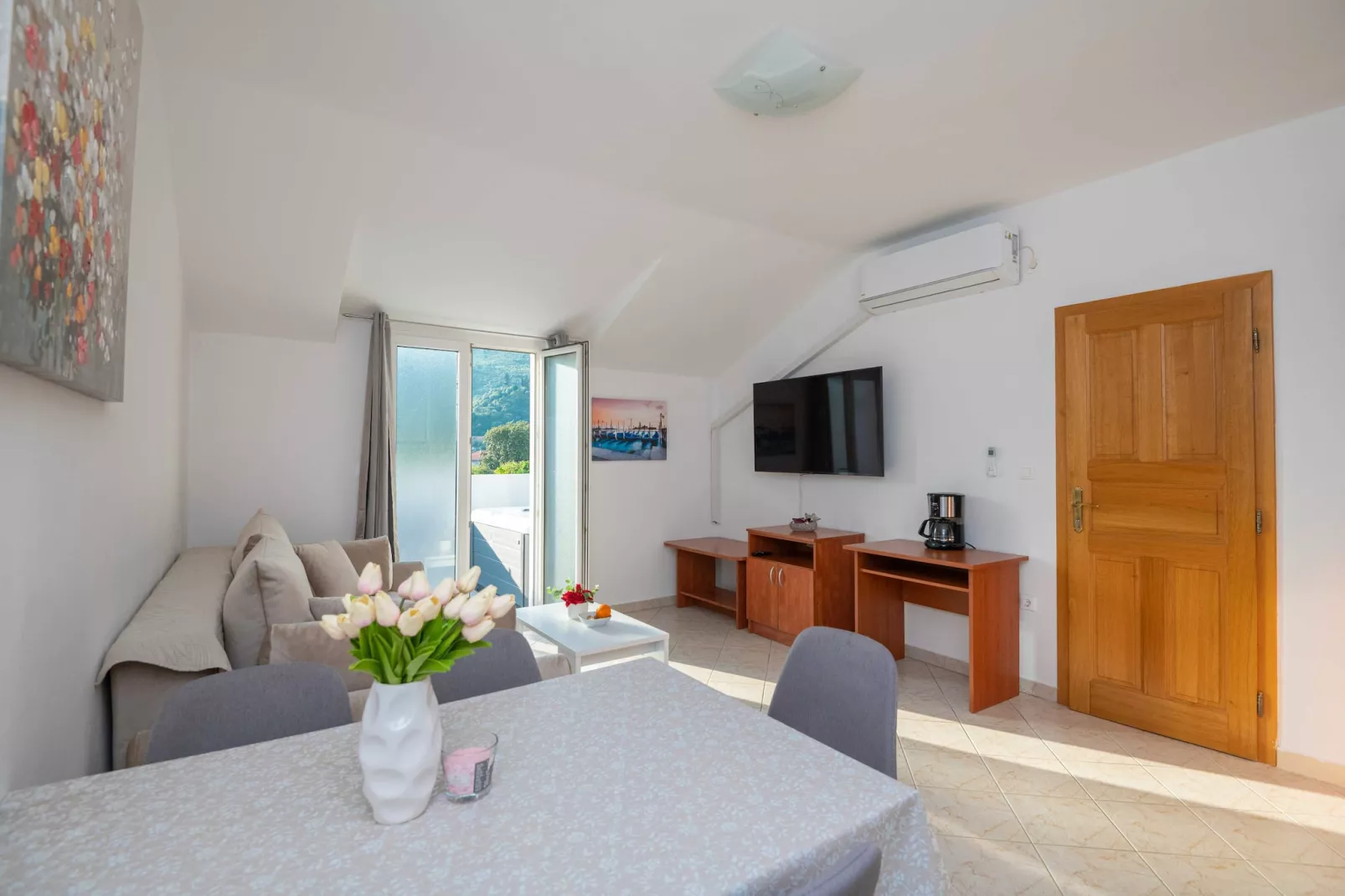 Apartments Azzurro- One Bedroom Apartment with Terrace and Hot Tub ( Azzurro II-gornji)-Woonkamer
