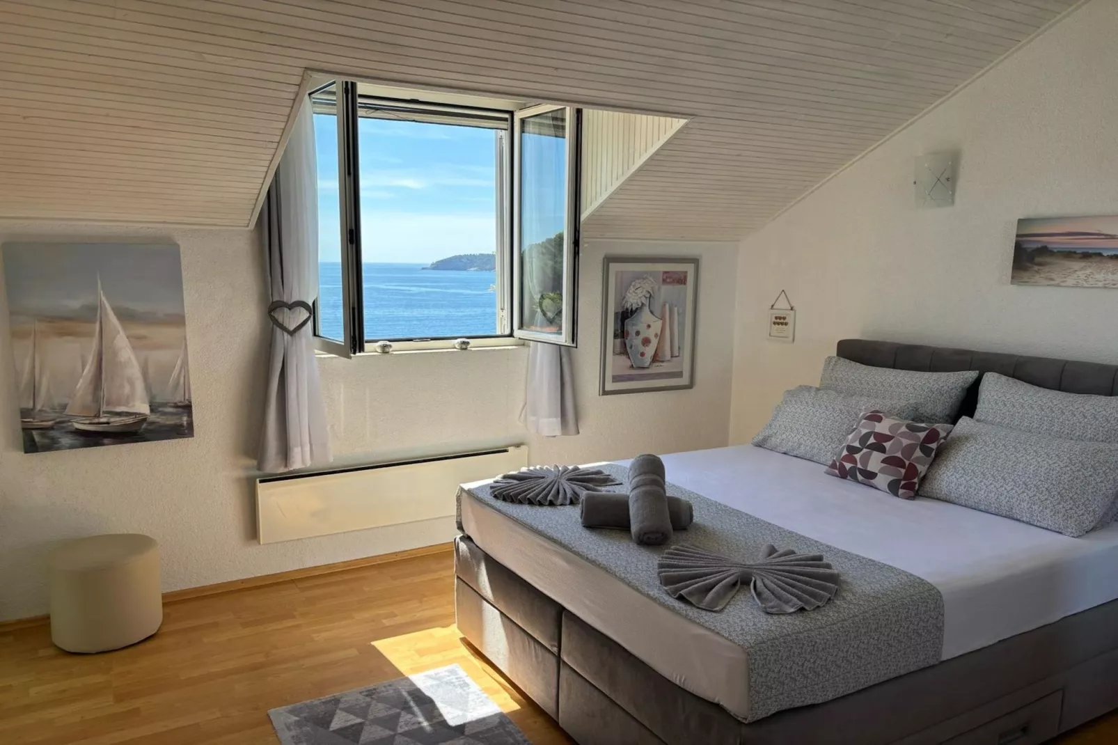 Indy's Beach Apartments -Two Bedroom Apartment with Balcony and Sea View-Slaapkamer