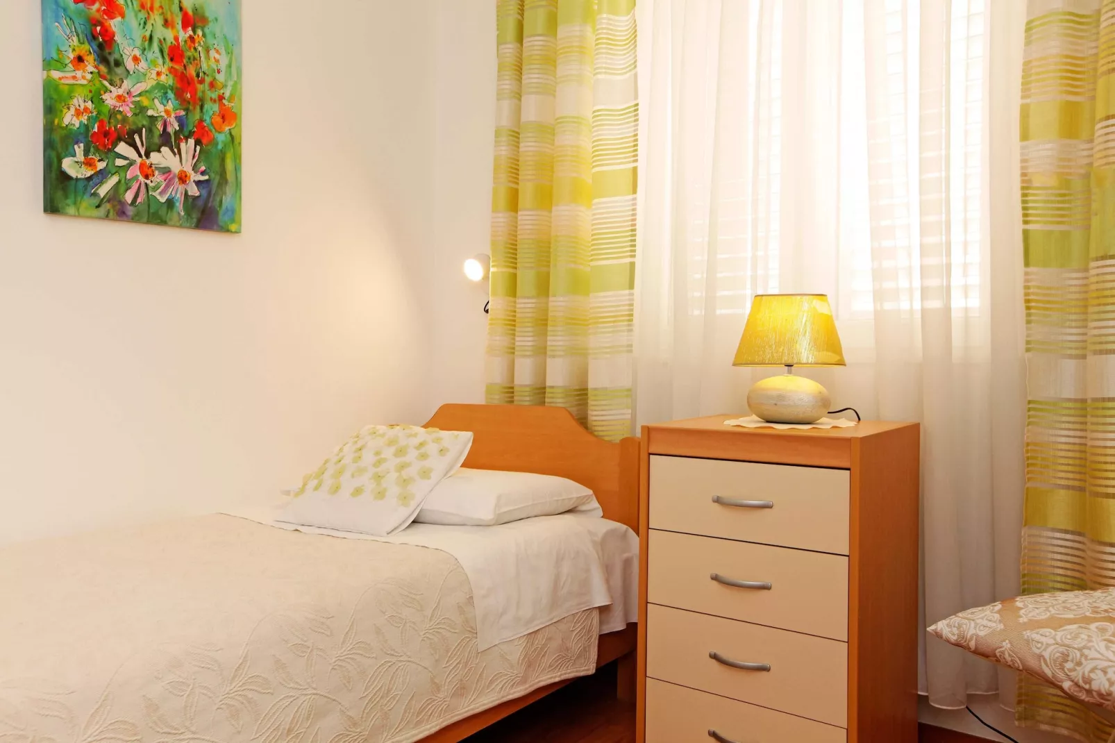 Sunshine Apartment Doda - Three Bedroom Apartment with Balcony and Sea View-Slaapkamer
