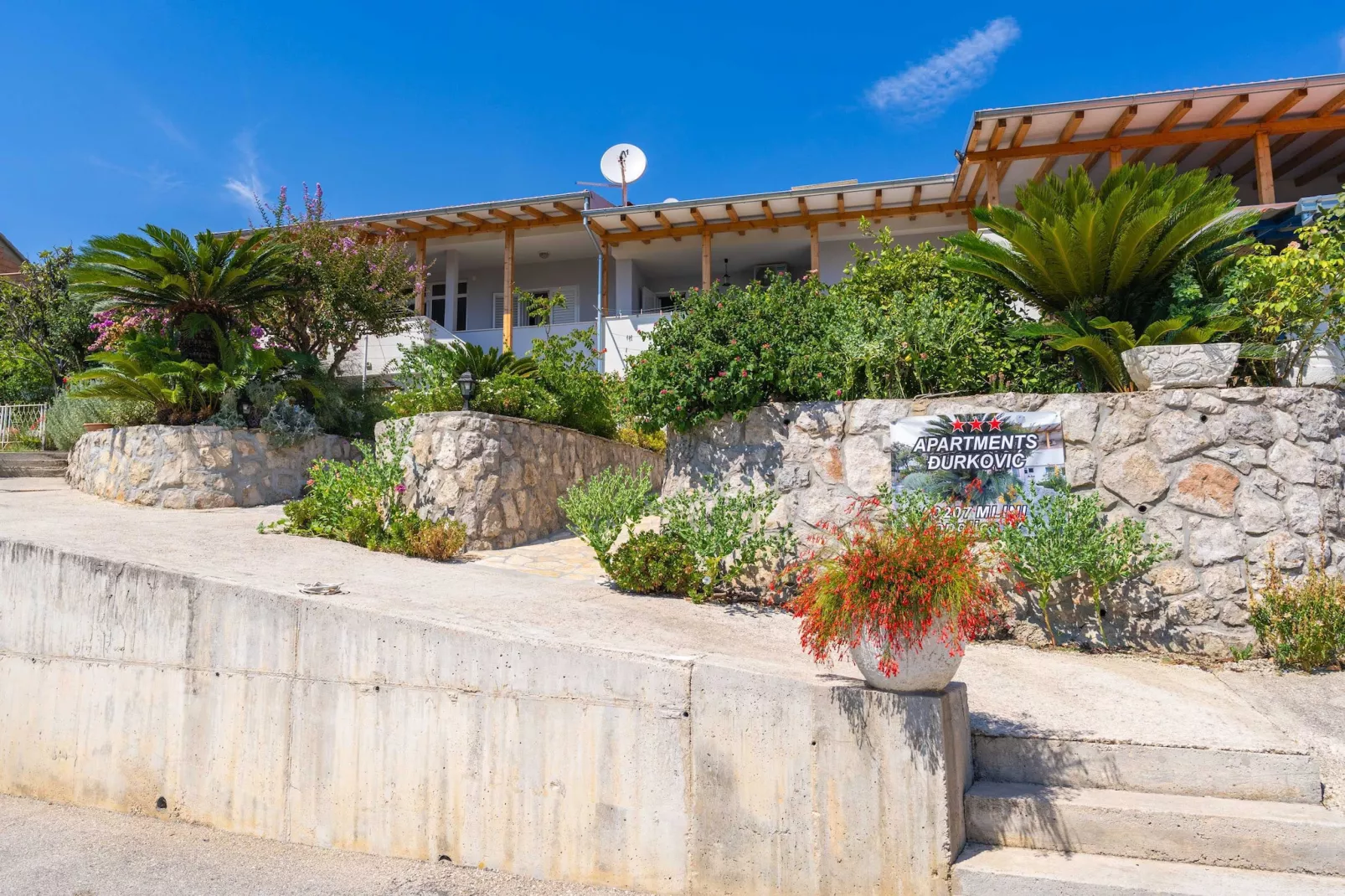 Apartments Djurkovic - Deluxe One-Bedroom Apartment with Balcony and Garden View-Buitenlucht