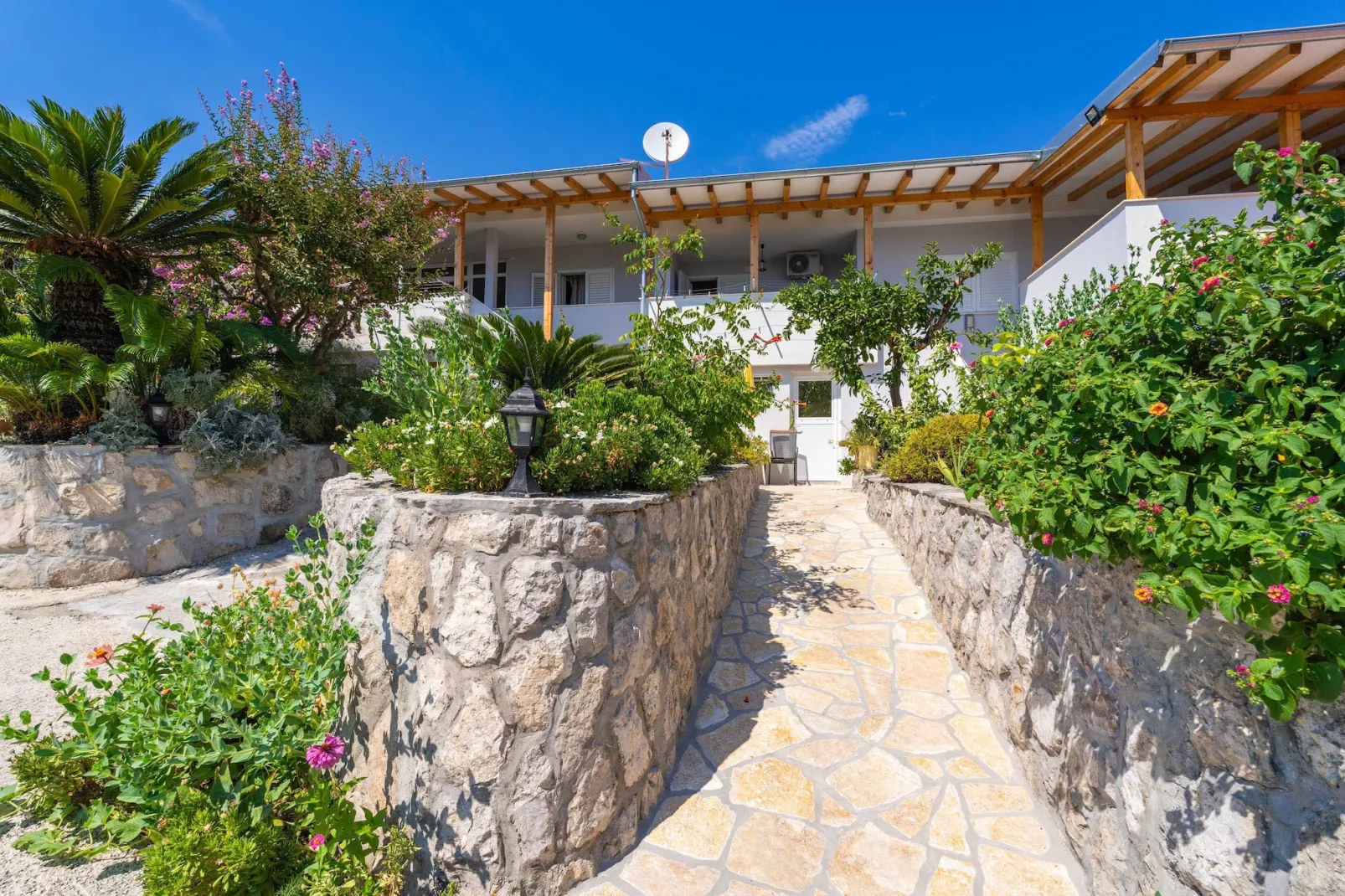 Apartments Djurkovic - Two-Bedroom Apartment with Shared Terrace and Sea View-Buitenlucht