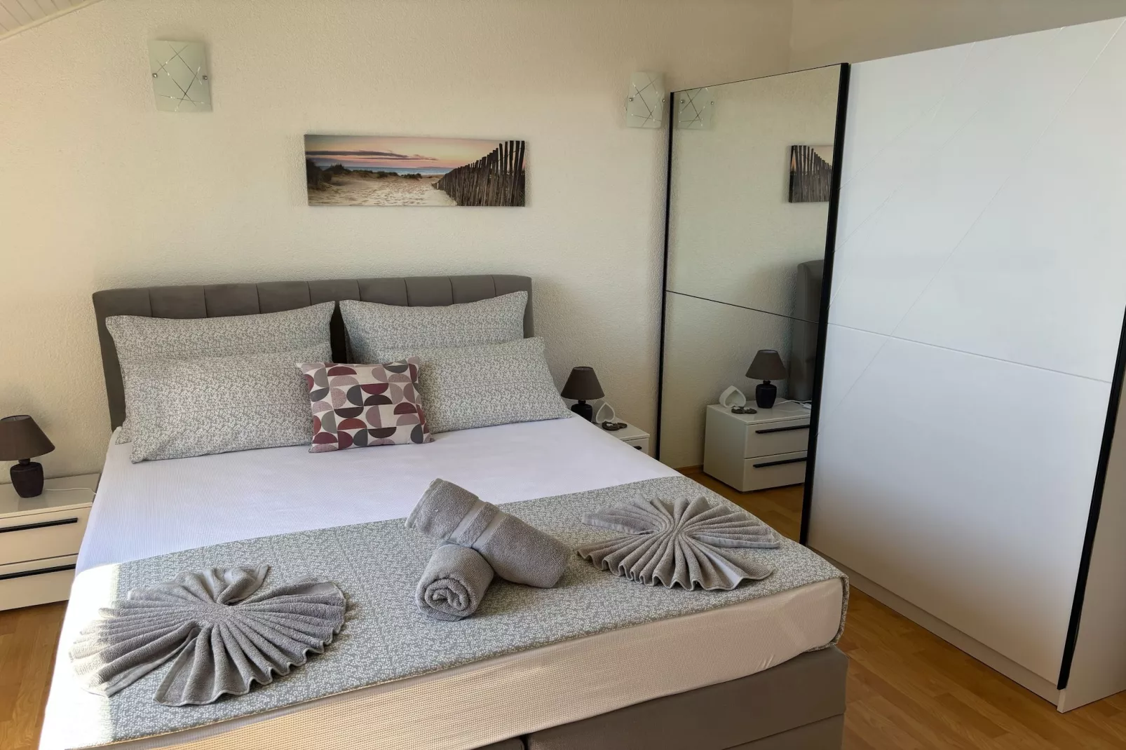 Indy's Beach Apartments -Two Bedroom Apartment with Balcony and Sea View-Slaapkamer