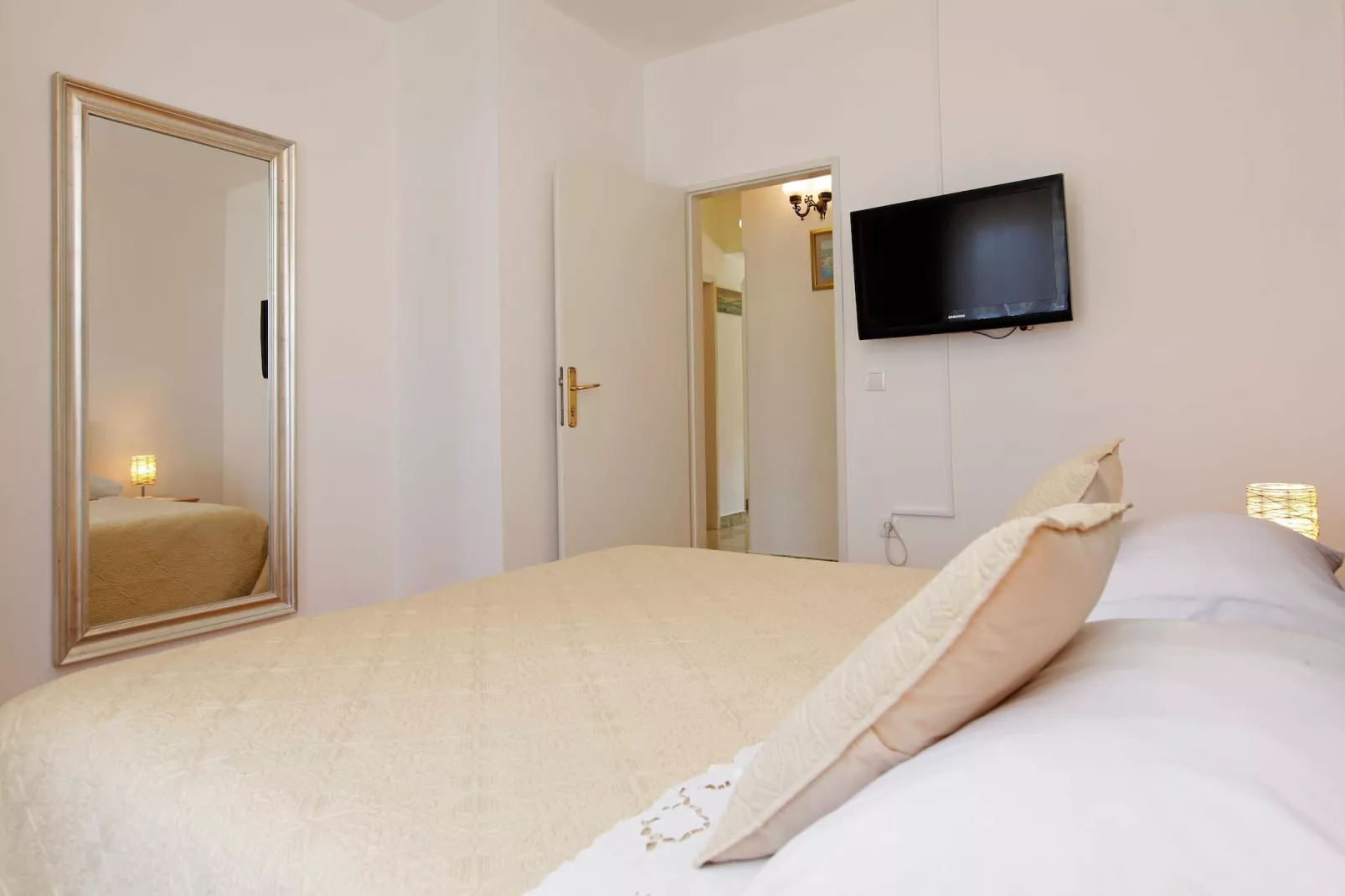 Sunshine Apartment Doda - Three Bedroom Apartment with Balcony and Sea View-Slaapkamer