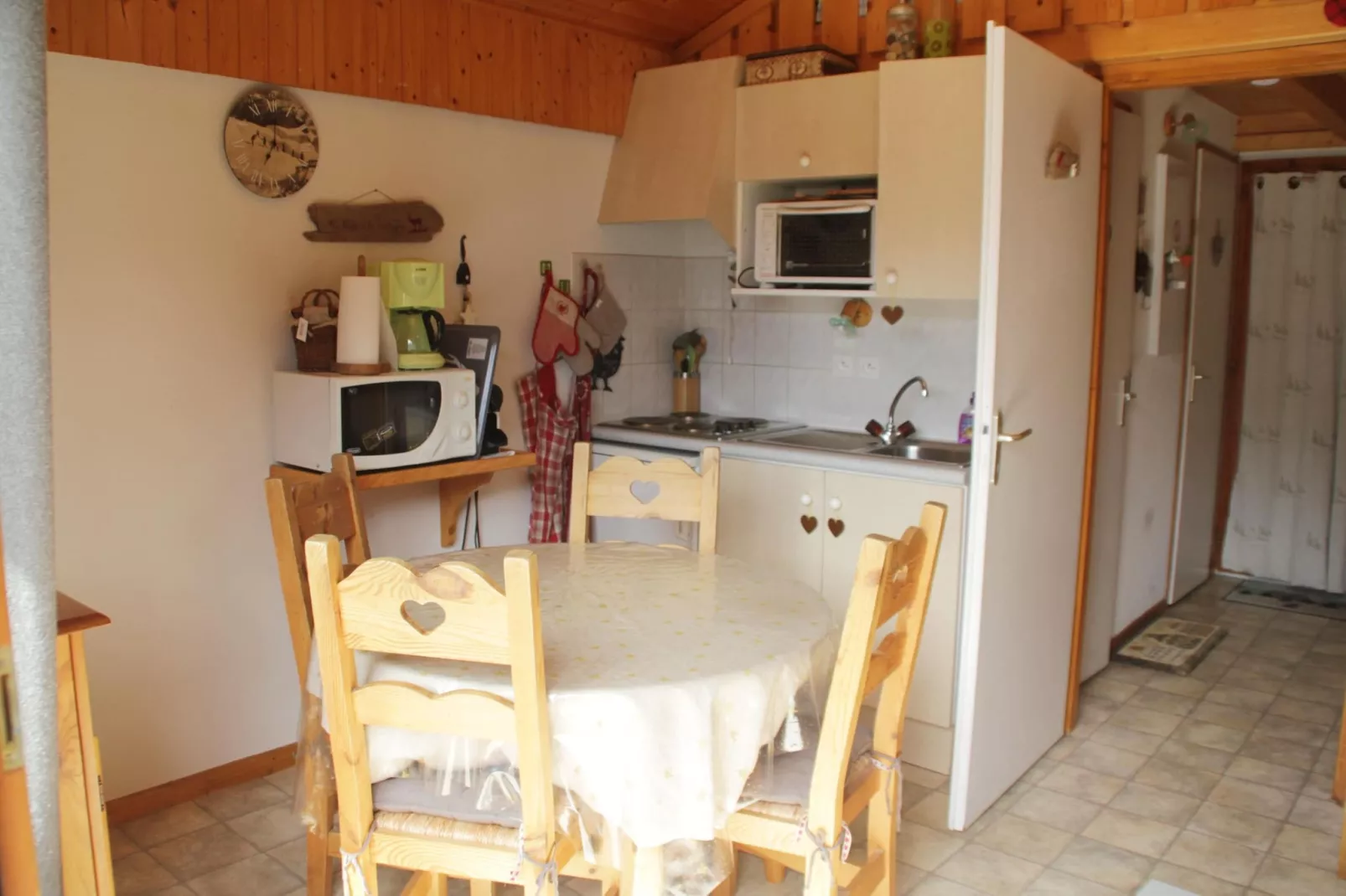 Forsythia FA18 FAMILY 1& NATURE 4 Pers.-Eetkamer