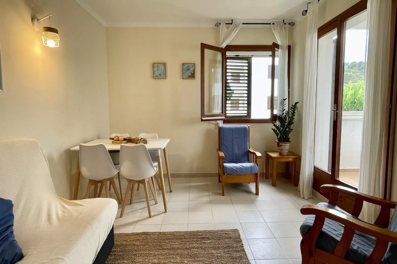 CALA MONTGO 25-Eetkamer