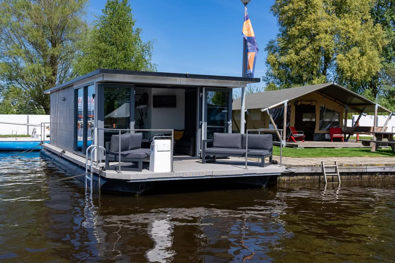 Waterlodges Heeg 1-Buitenkant zomer