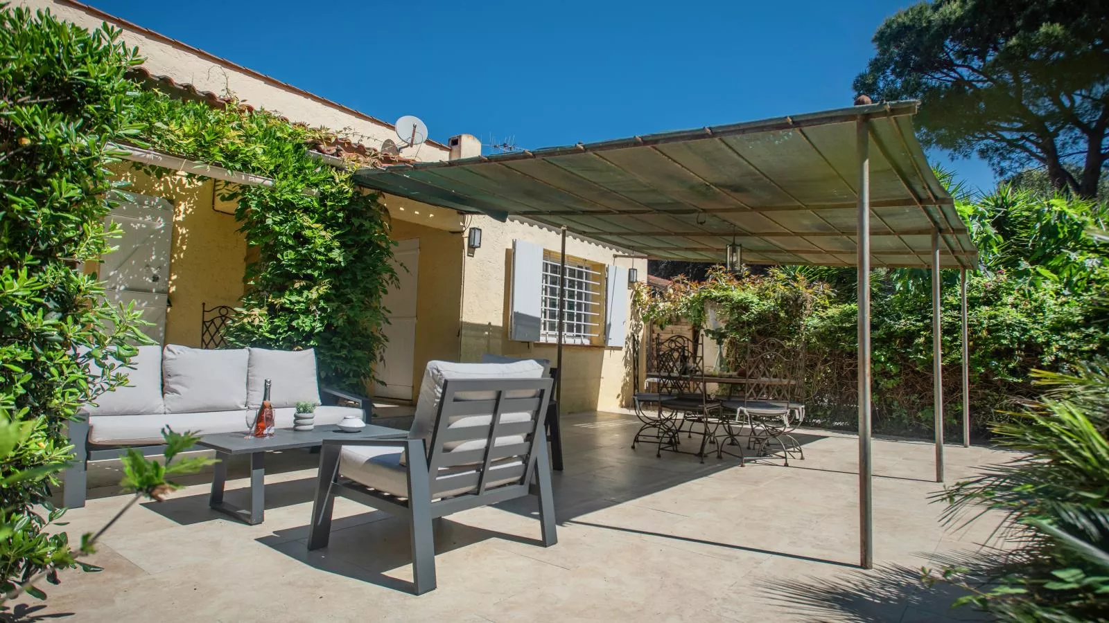 Les Romarins-Terrasbalkon