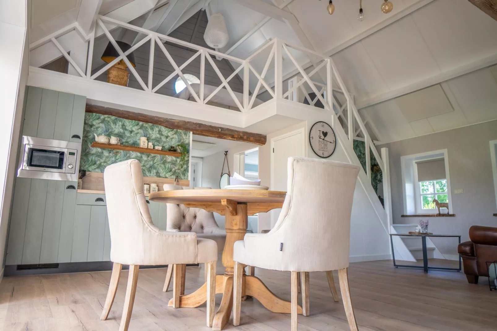 De woelige stal-Eetkamer