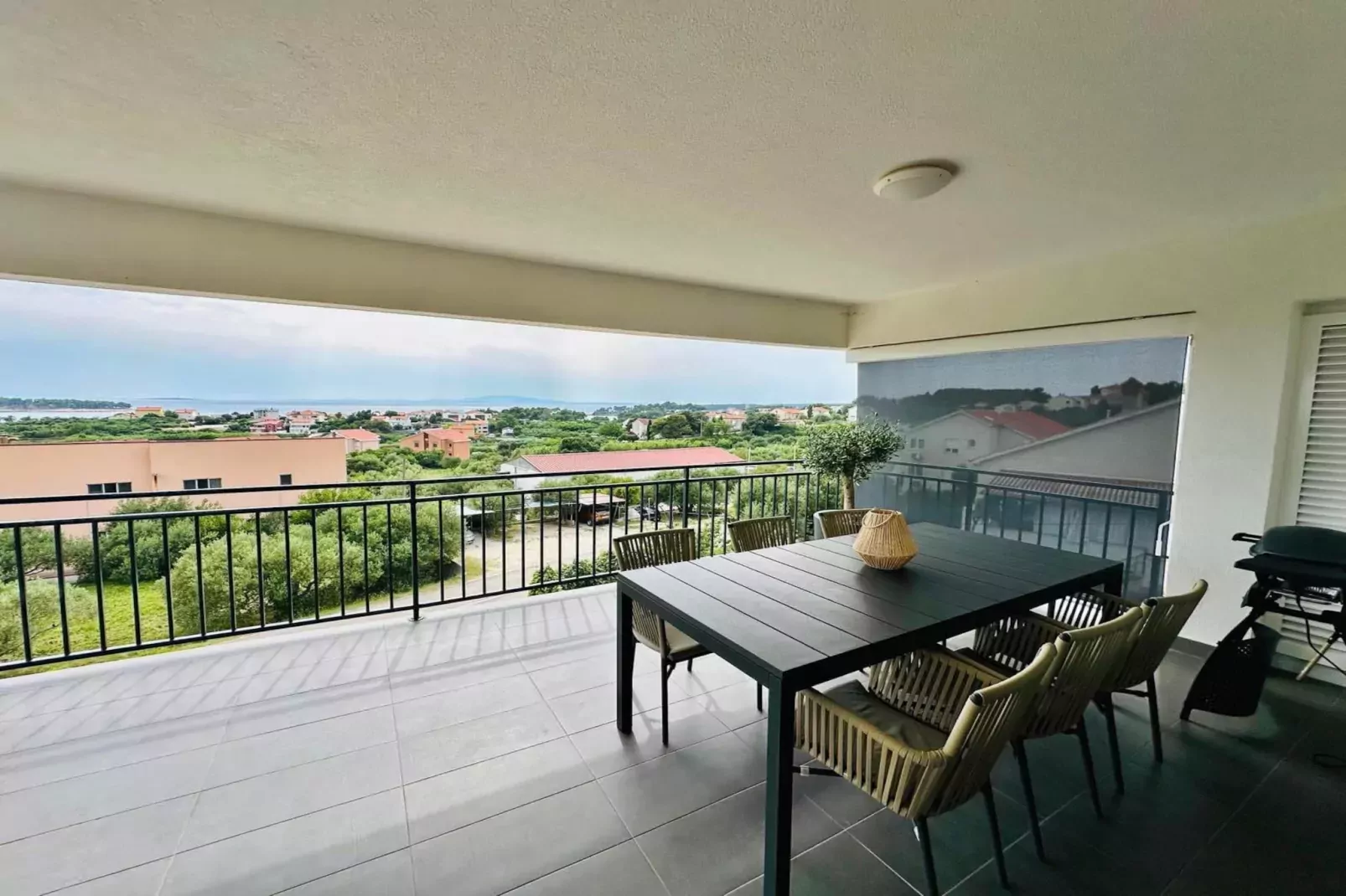 Max - Two Bedroom Apt with Balcony and Sea View