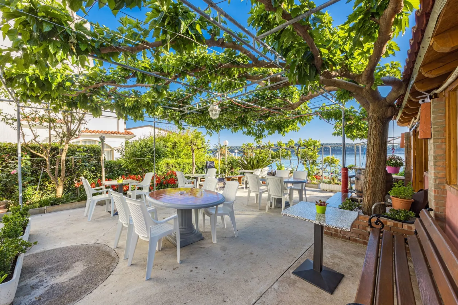Apartments Jurica - Apt Petra with Sea View-Tuinen zomer