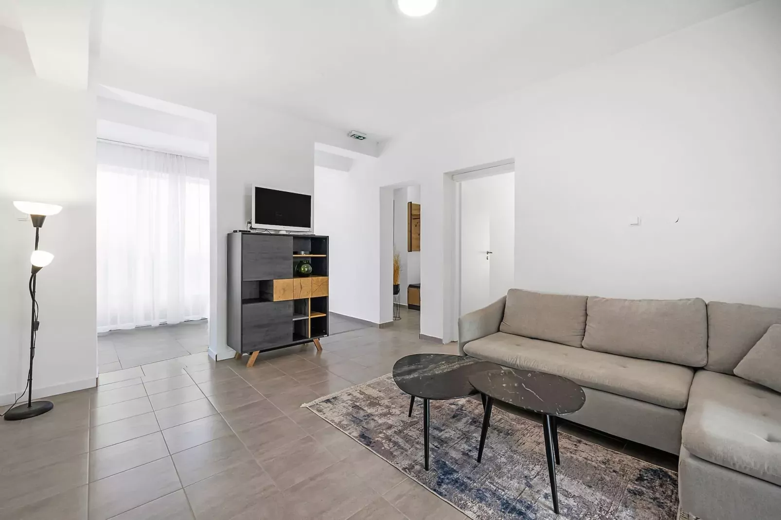 Max - Garden view, One Bedroom Apt. With Terrace-Woonkamer