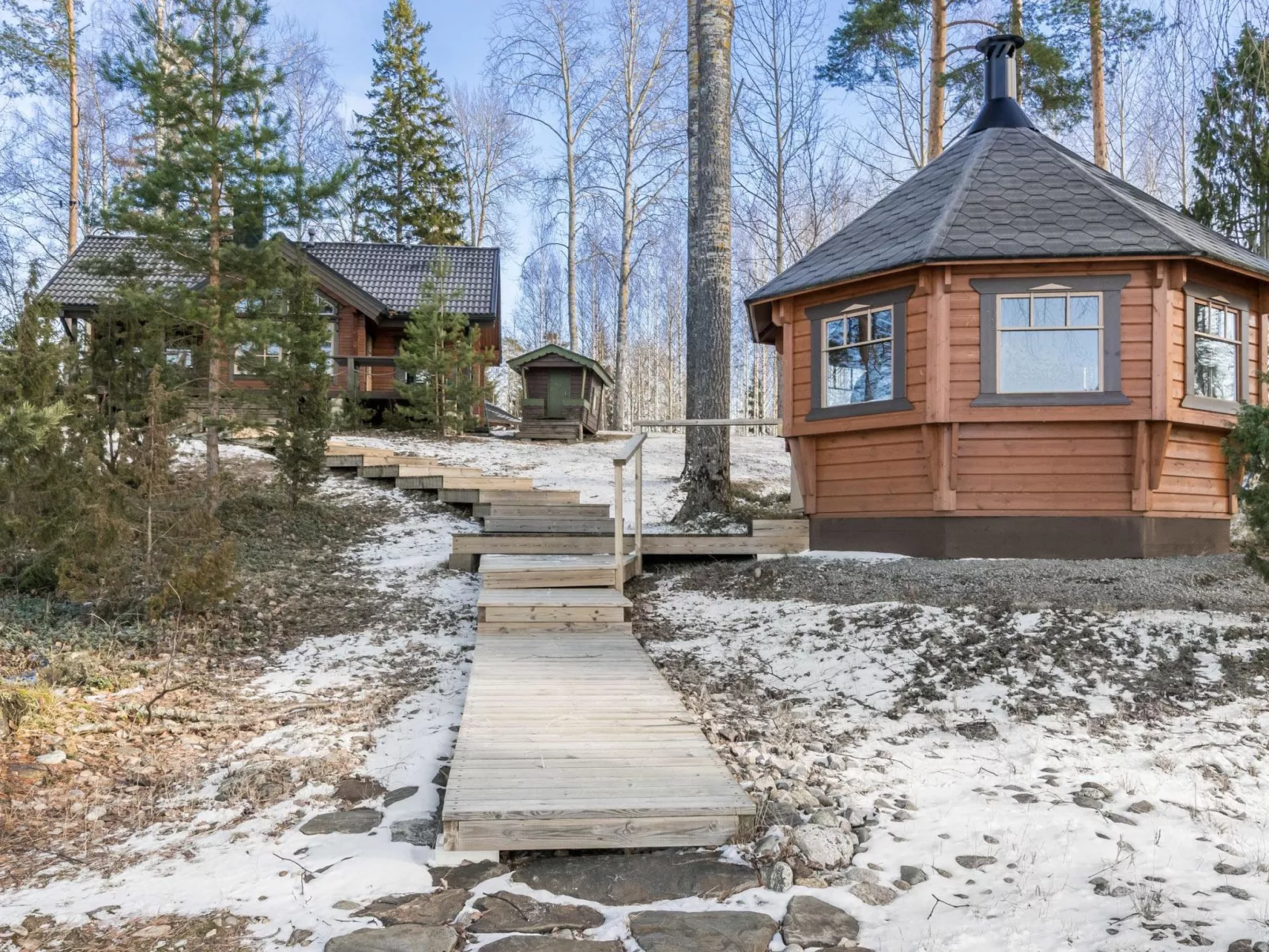 Puolen hehtaarin metsä-Buiten