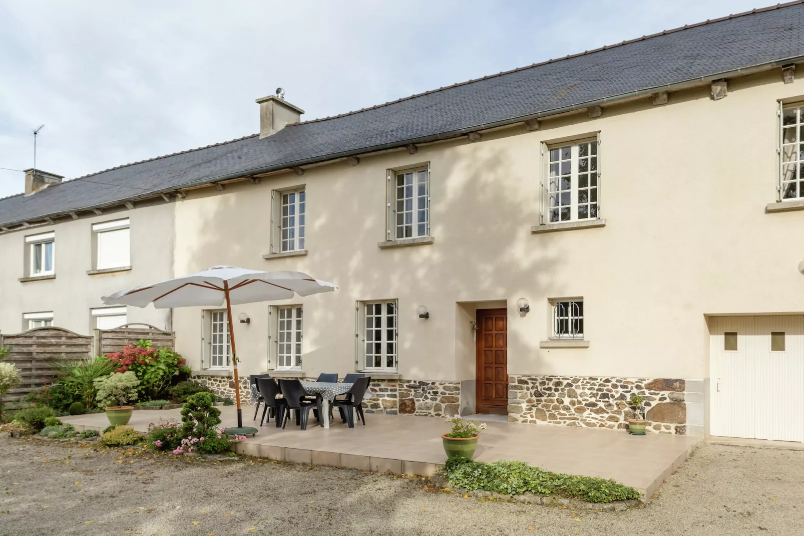 Jolie maison en pays de Rance-Buitenkant zomer