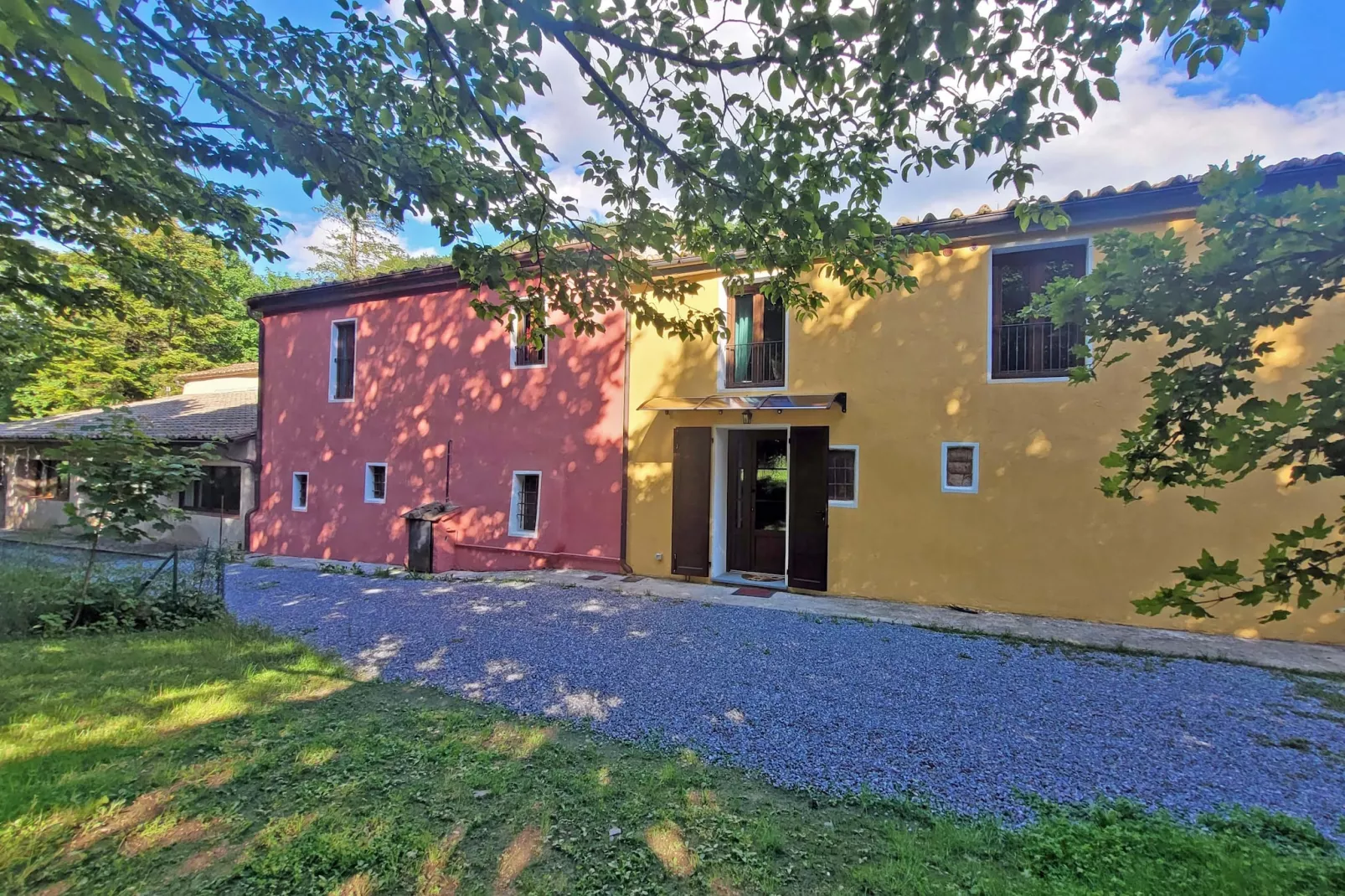 Insieme in Panche-Buitenkant zomer