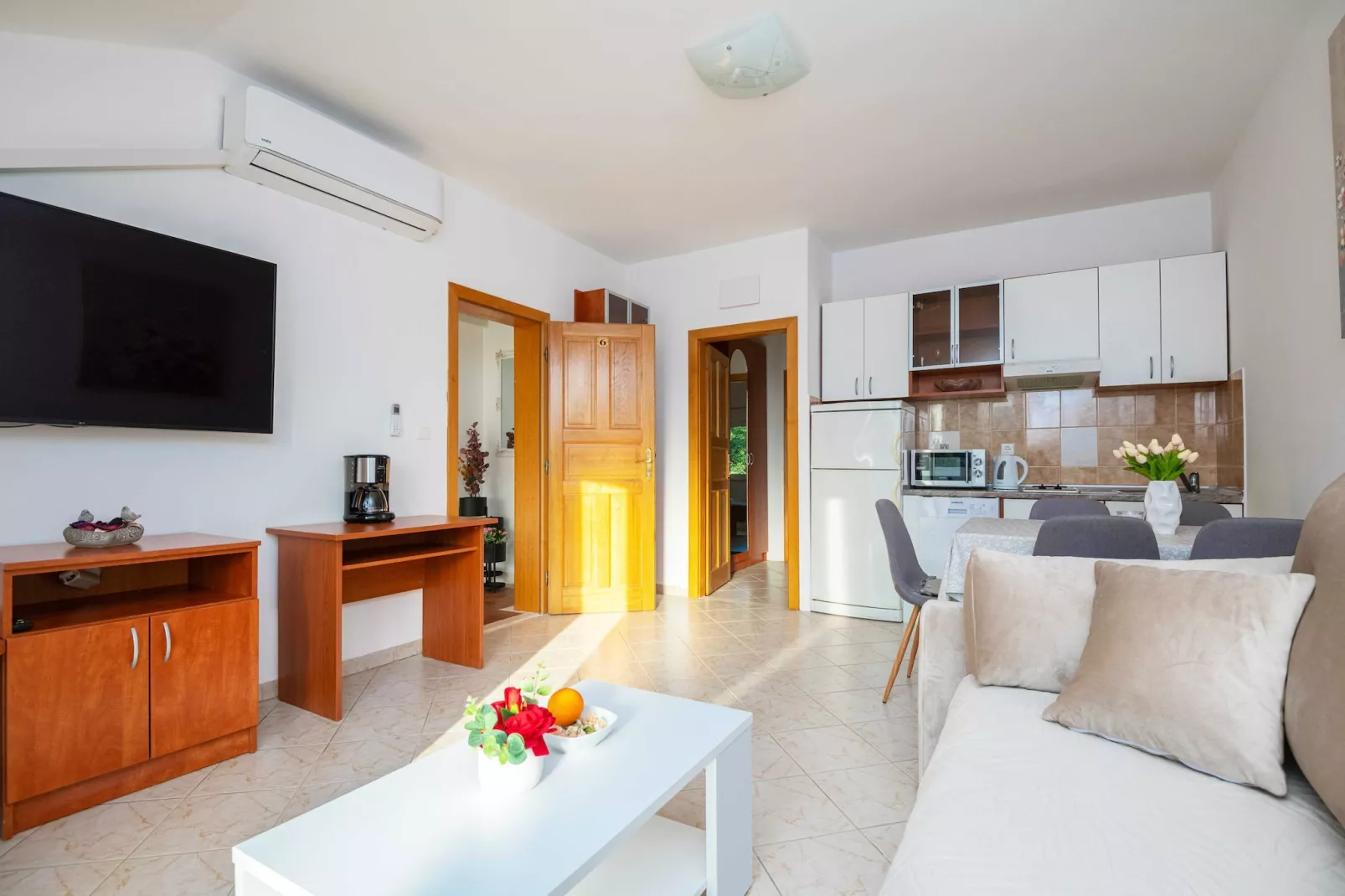Apartments Azzurro- One Bedroom Apartment with Terrace and Hot Tub ( Azzurro II-gornji)-Woonkamer