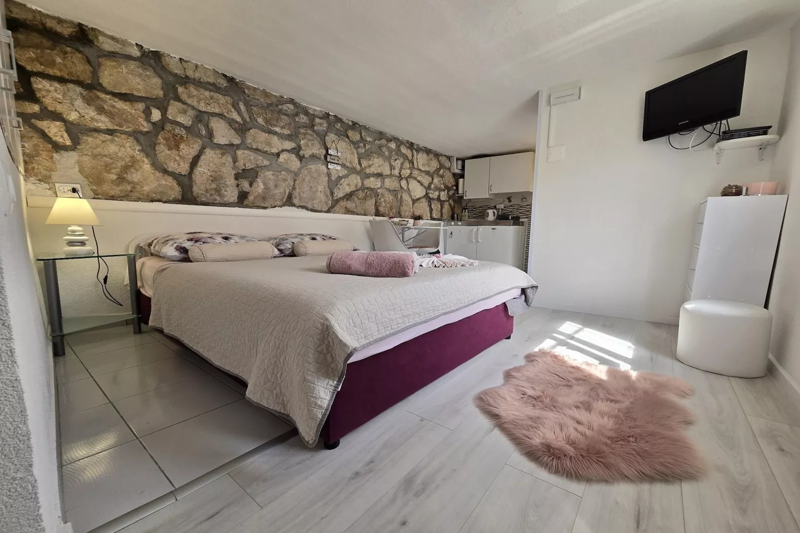 Indy's Beach Apartments- Studio Apartment with Patio and Sea View-Slaapkamer