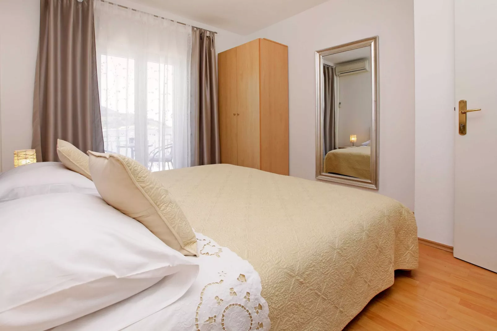 Sunshine Apartment Doda - Three Bedroom Apartment with Balcony and Sea View-Slaapkamer
