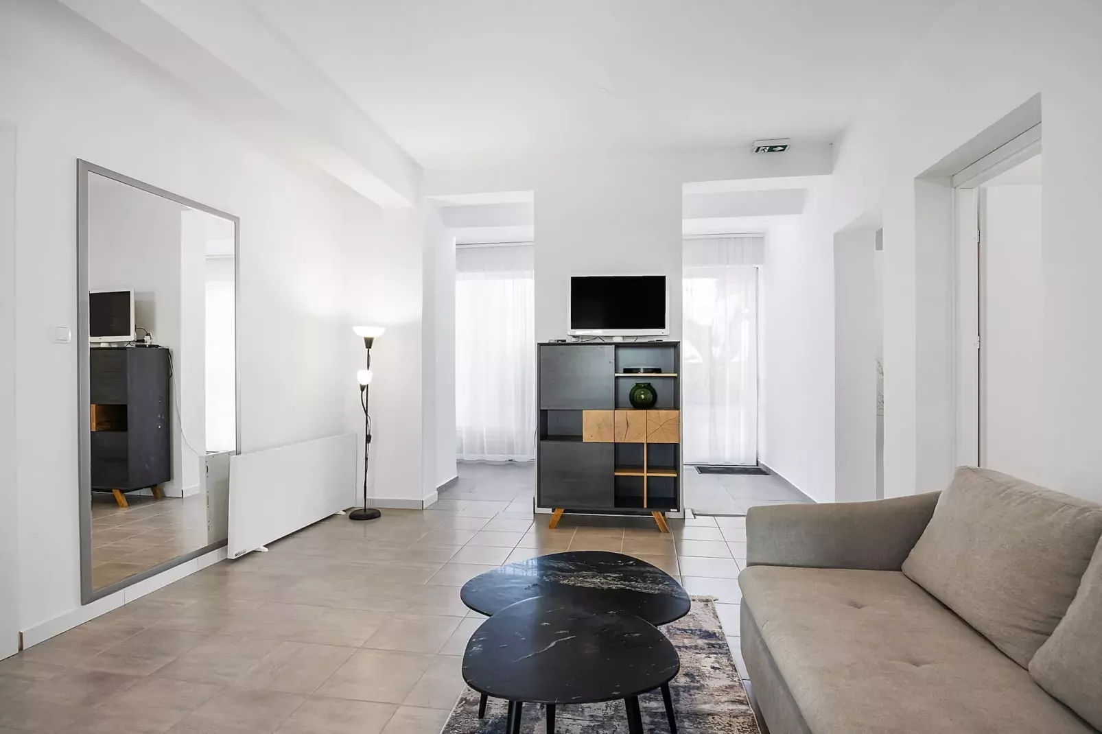 Max - Garden view, One Bedroom Apt. With Terrace-Woonkamer