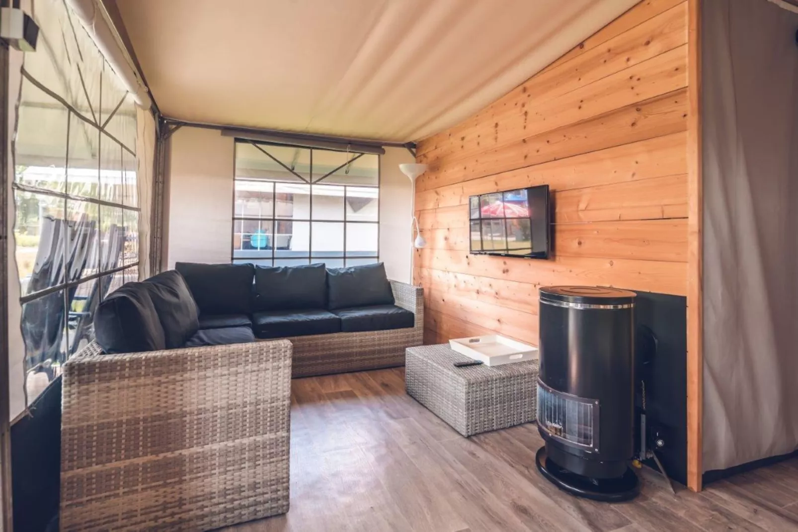 Tent Villa | 2 - 6 people-Woonkamer
