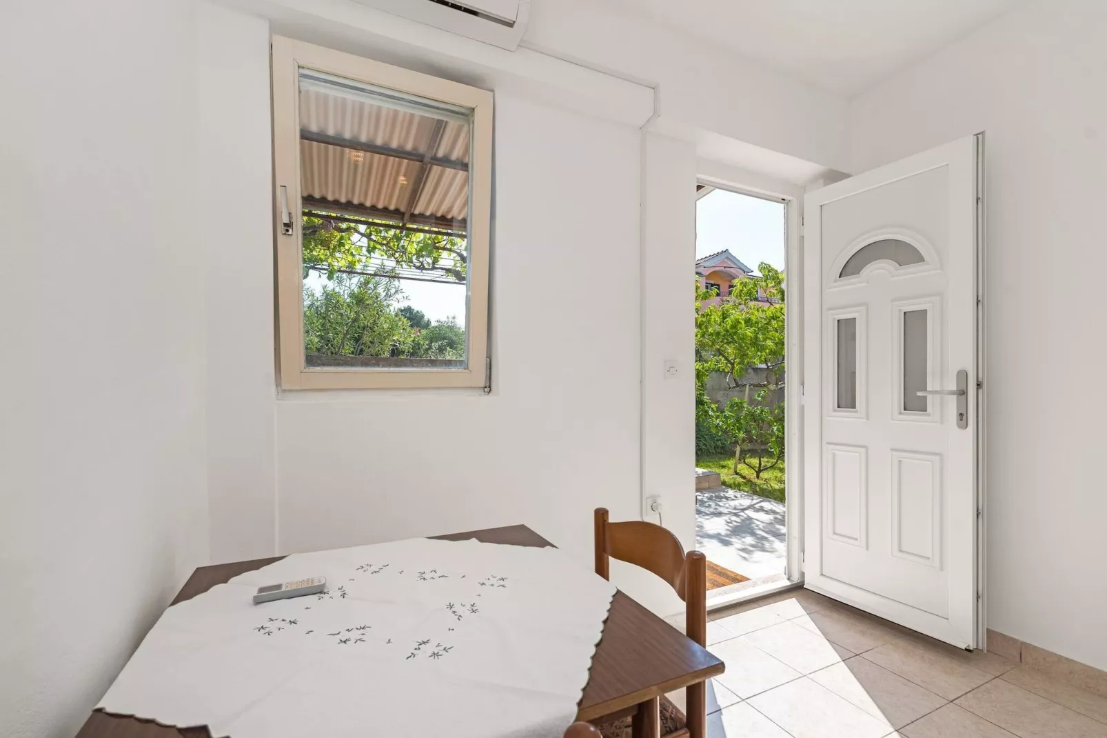 Apartments Jagoda - studio apartment-Eetkamer