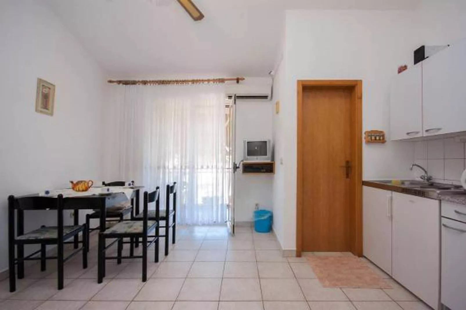 Apartments Maretić - one bedroom apartment A1-Eetkamer